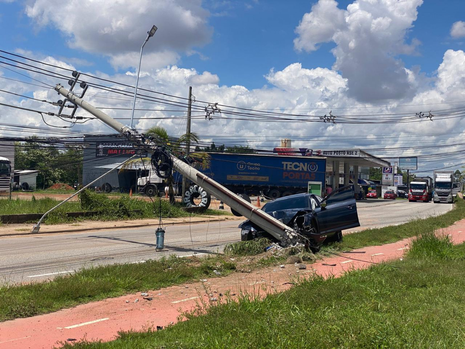 Agentes de trânsito também acompanham a situação e atuam na orientação dos motoristas enquanto o atendimento segue em andamento