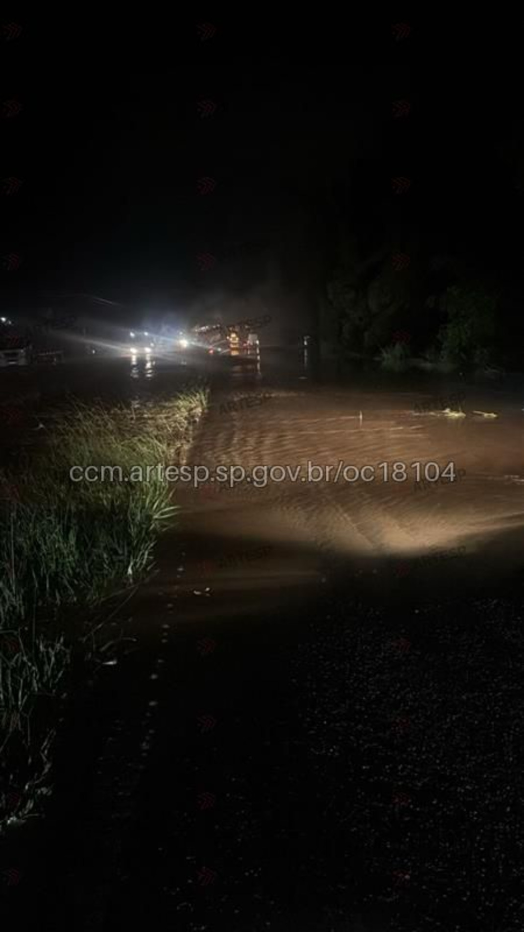 A rodovia ficou bloqueada na altura do km 132, das 20h40 às 23h40