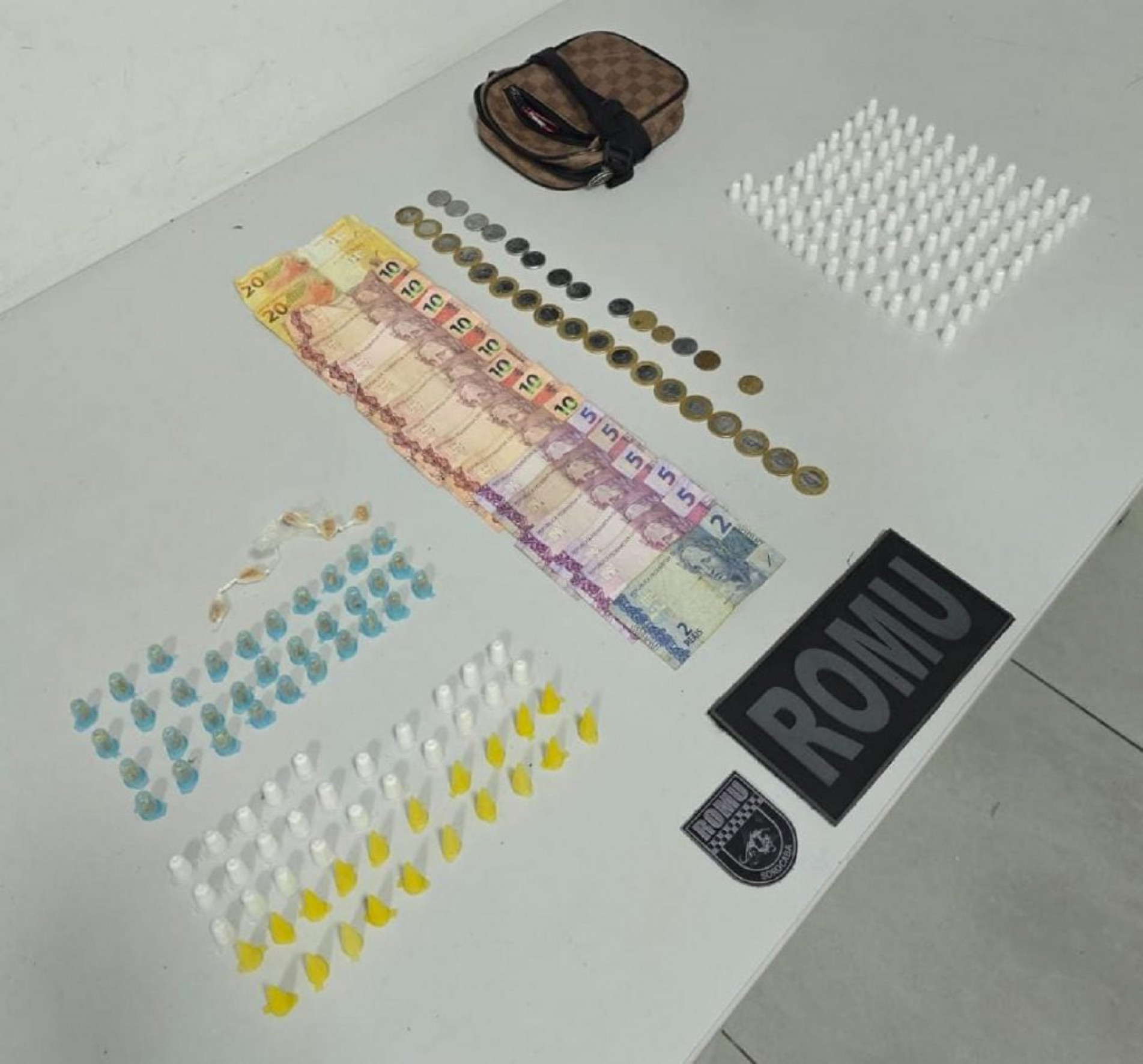 Com o acusado, a Guarda Civil Municipal (GCM) apreendeu 195 porções de drogas, além de dinheiro em espécie