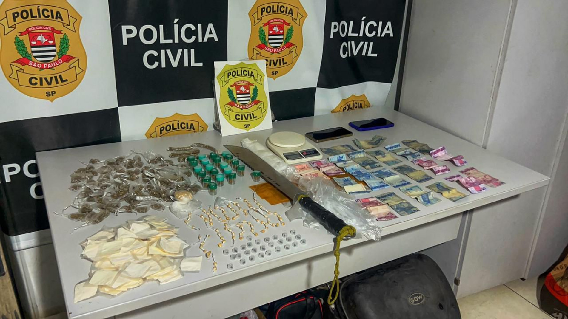 O casal foi levado ao plantão policial, onde foi autuado em flagrante por tráfico de drogas