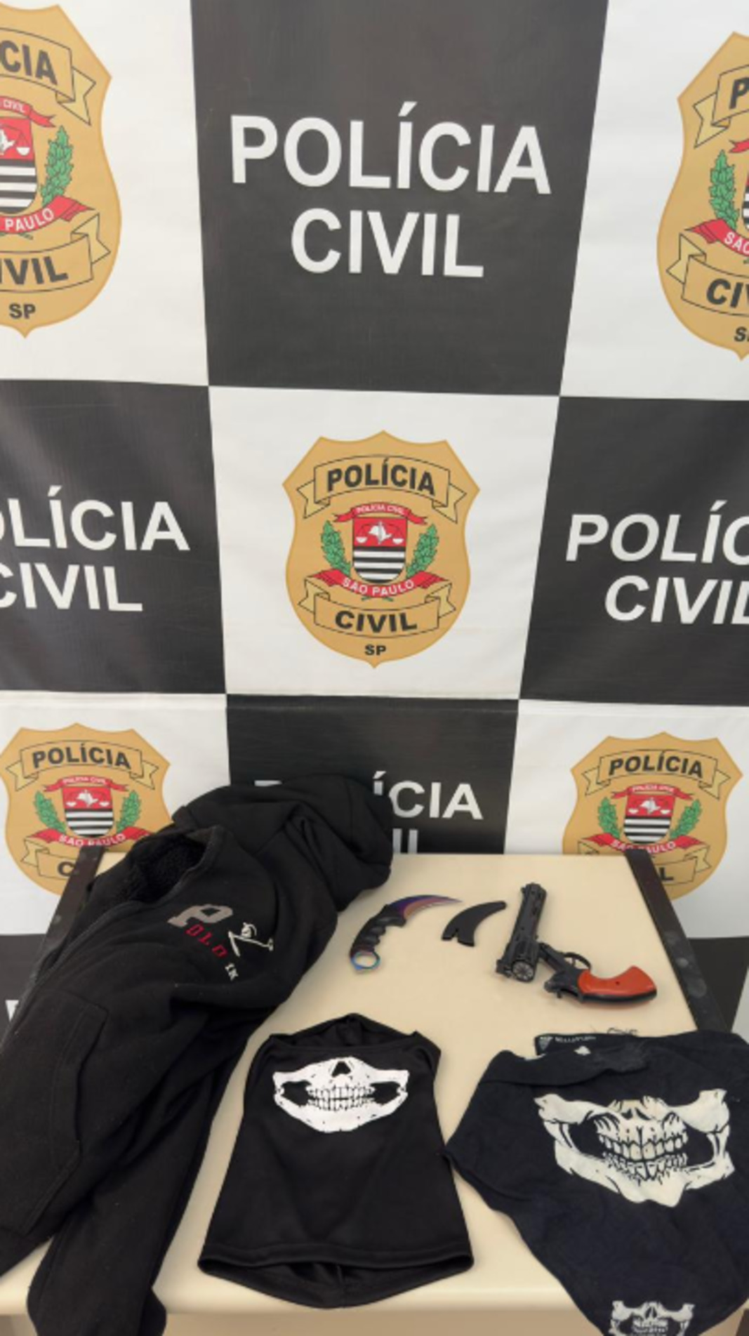 No local, com autorização da mãe, foram encontradas as vestes utilizadas na ação, máscaras, a adaga e um arma de fogo falsa