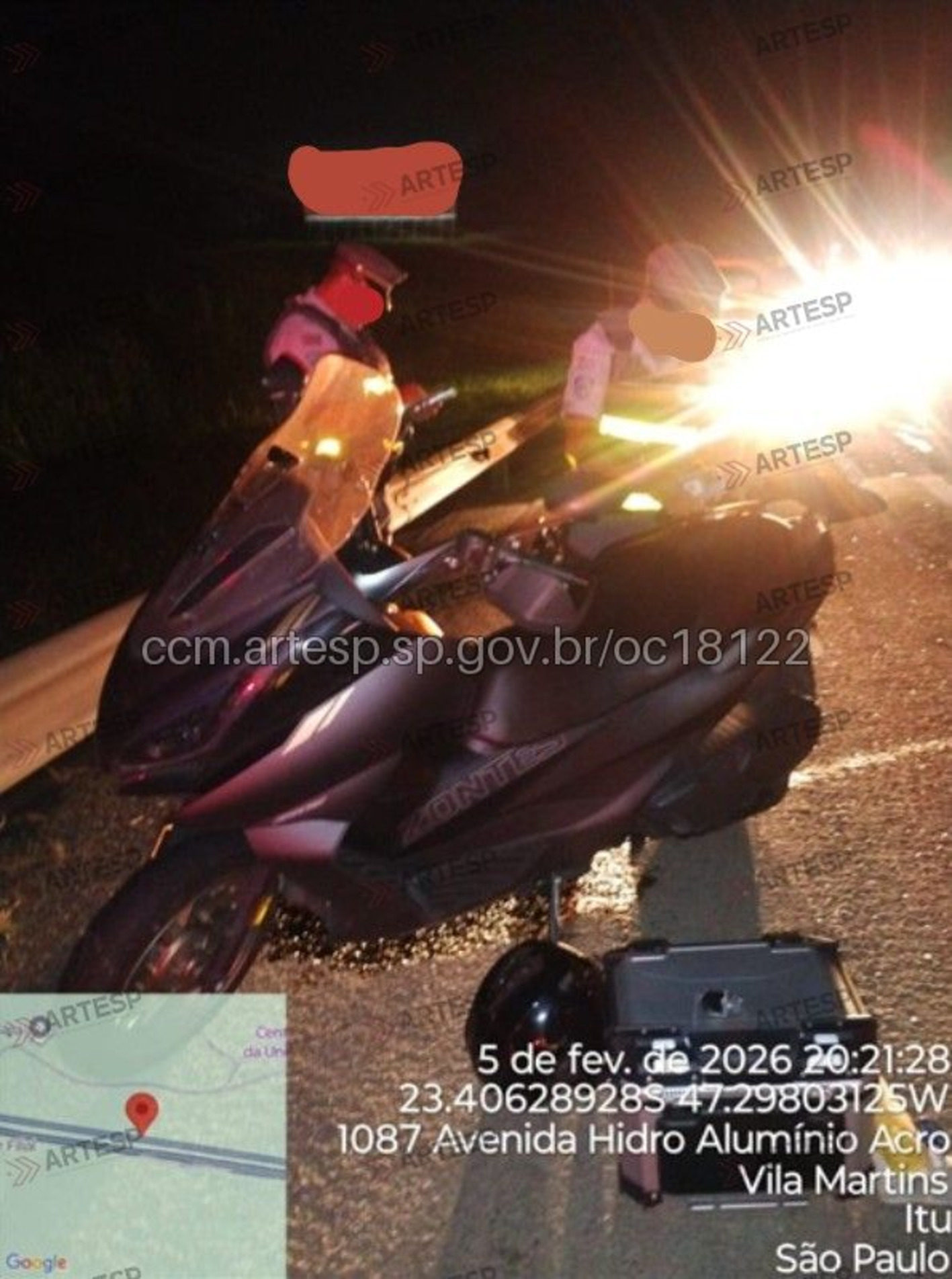 Os ve&iacute;culos trafegavam pela faixa 2 de rolamento quando o motociclista caiu na pista