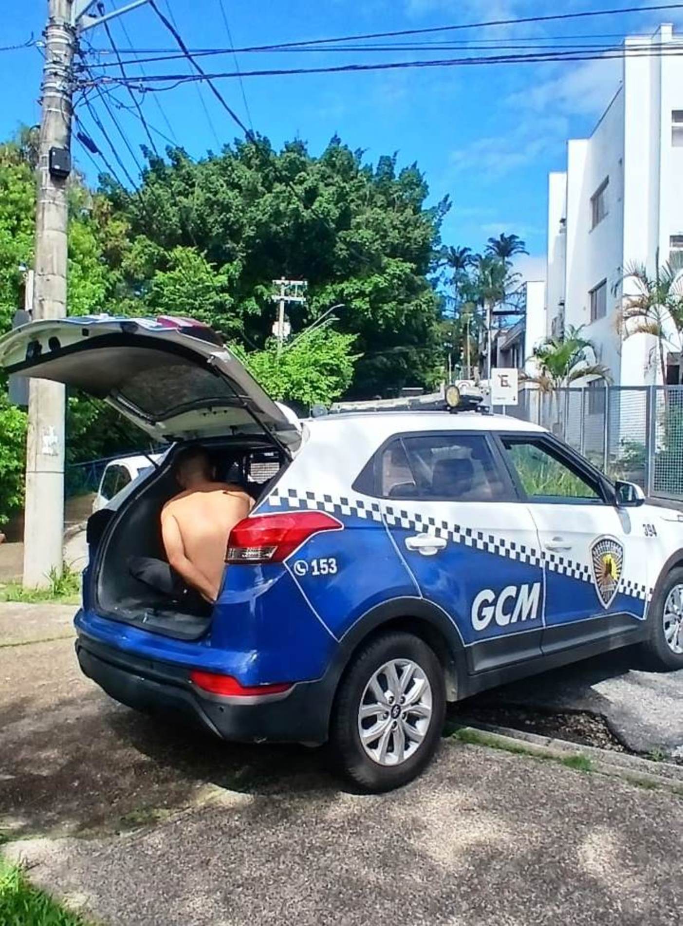 Segundo o relato da mulher, o homem proferiu xingamentos e tentou agredi-la com uma cadeira