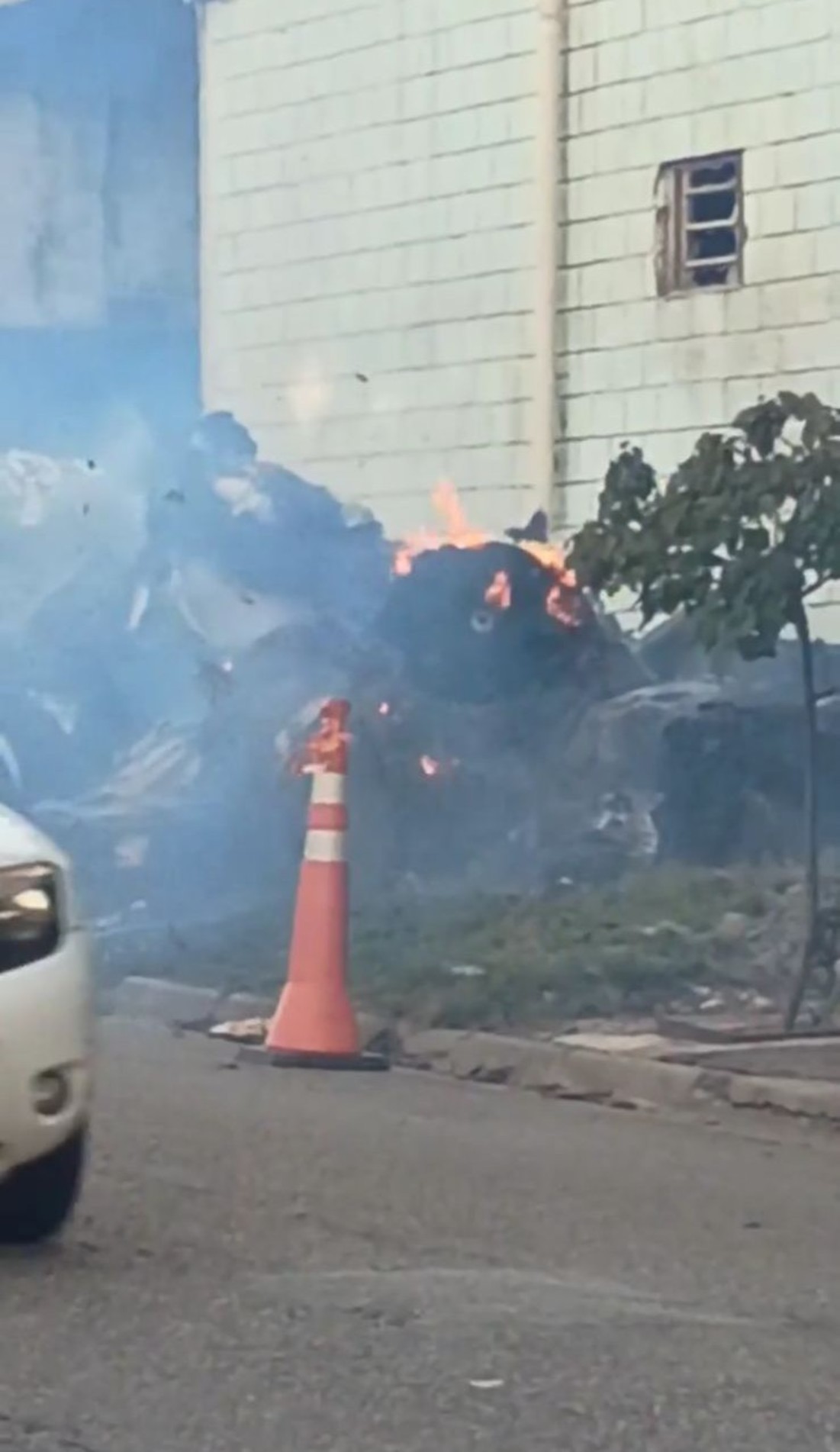 Material de galpão de fabricação de papel-toalha armazenado na calçada volta a pegar fogo