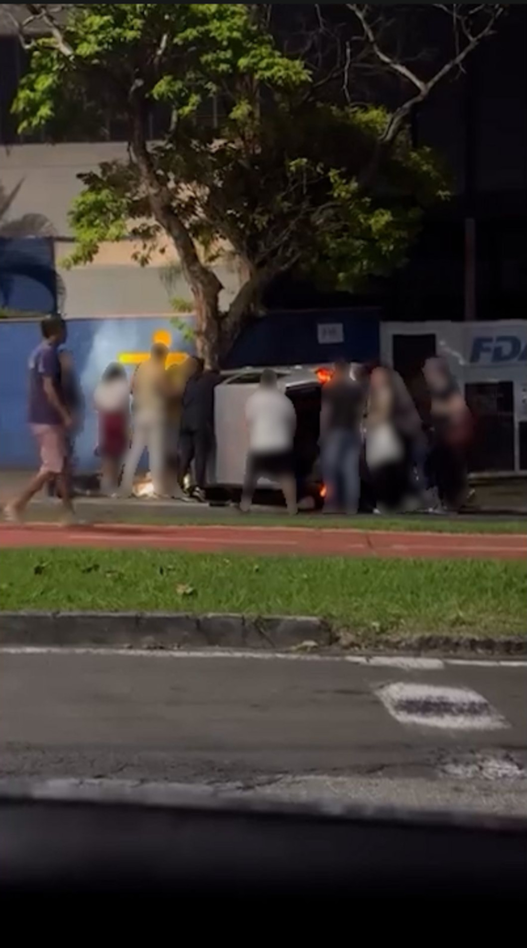 Havia duas vítimas feridas no veículo, sendo que uma delas se encontrava inconsciente no momento do atendimento