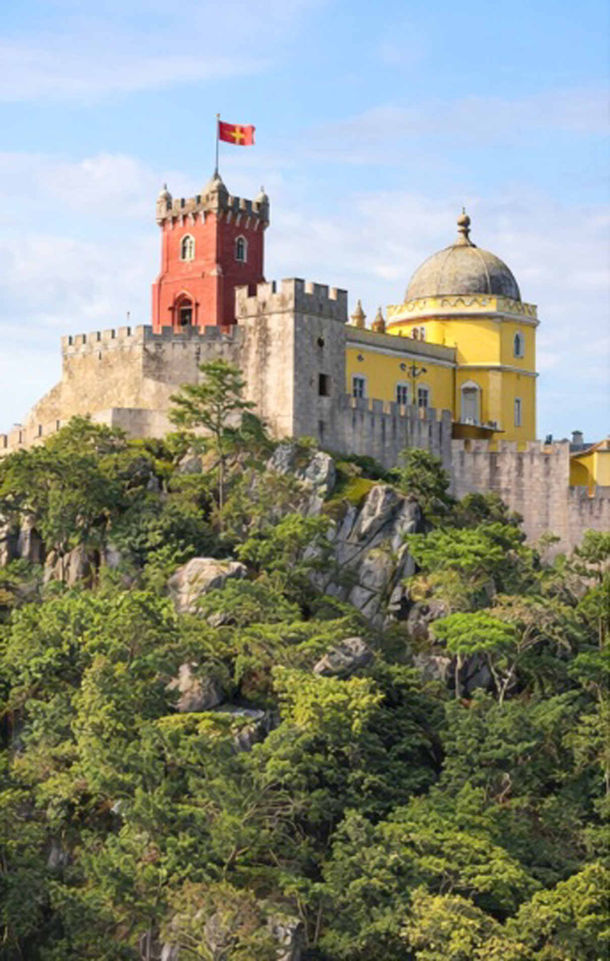 Em Sintra, castelos e palácios ficam no alto das colinas e parecem cenários de contos de fadas cheios de aventuras
