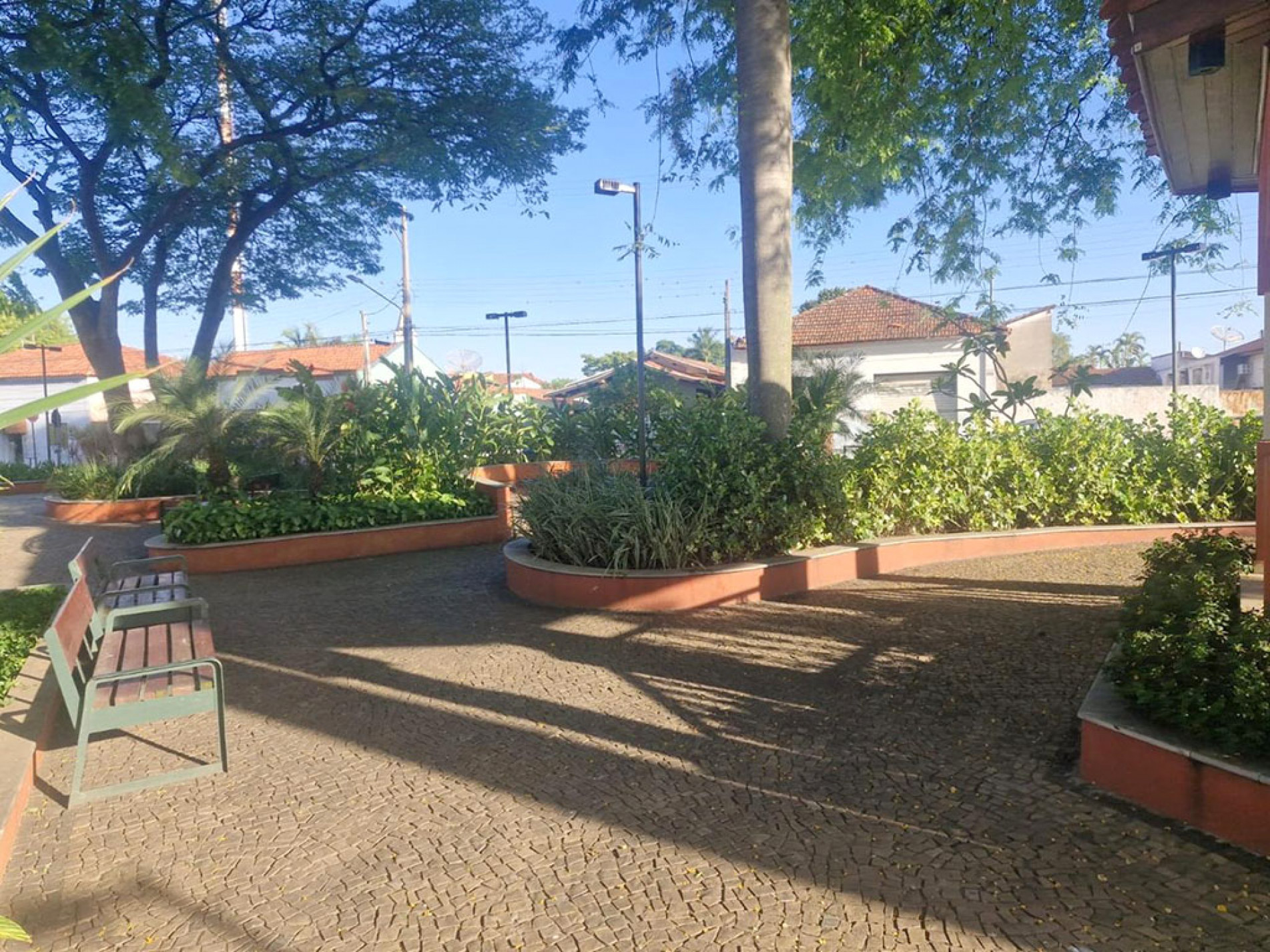 Na praça Nossa Senhora Aparecida, moradores e visitantes se reúnem 
nos bancos à sombra, dividem mesas e caminham pelo coreto
