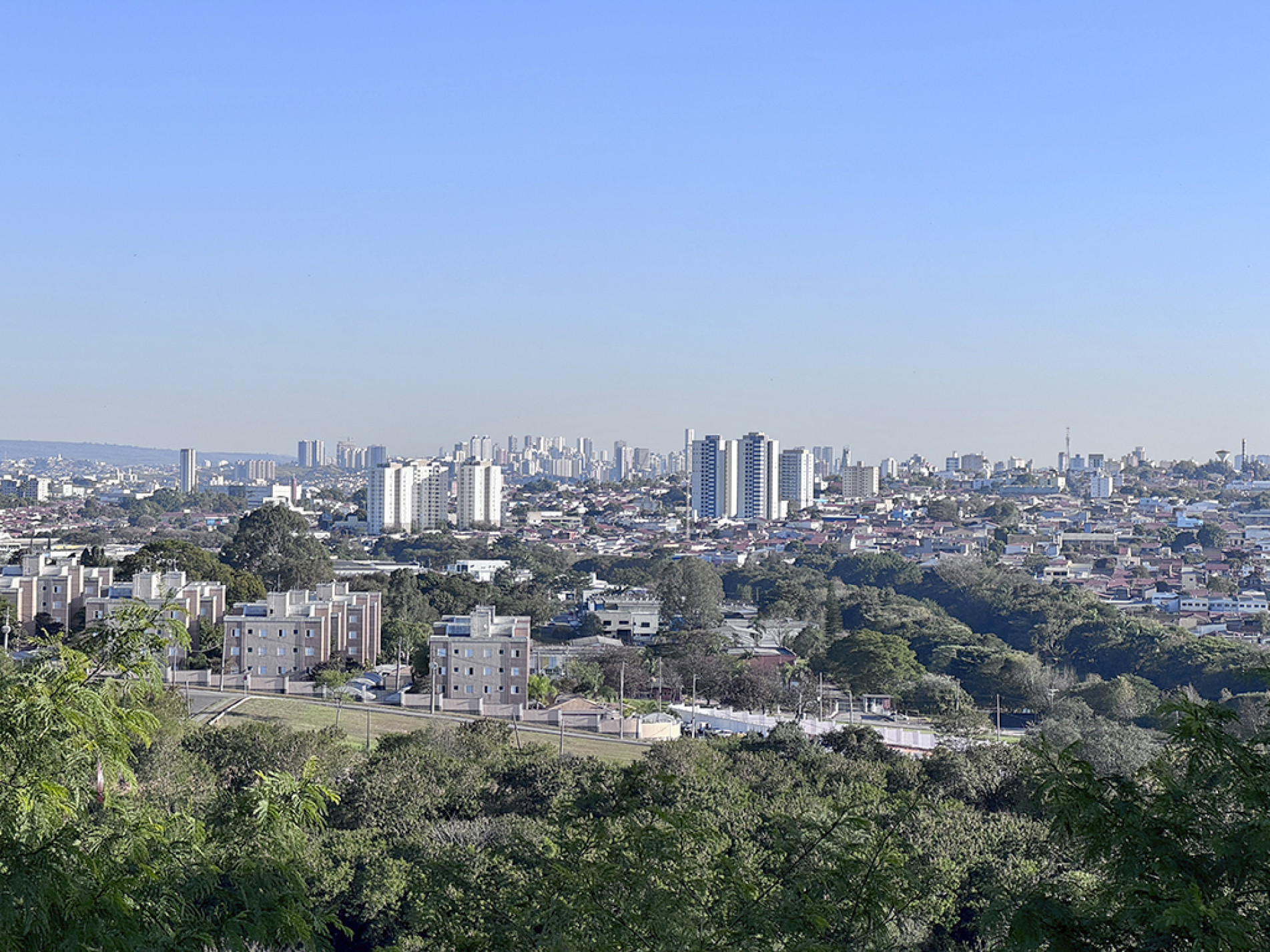 Na comparação com outros grandes municípios, Sorocaba integra grupo 
formado por cidades com forte base industrial e logística, como Jundiaí 
(21º lugar) e Uberlândia (22º)
