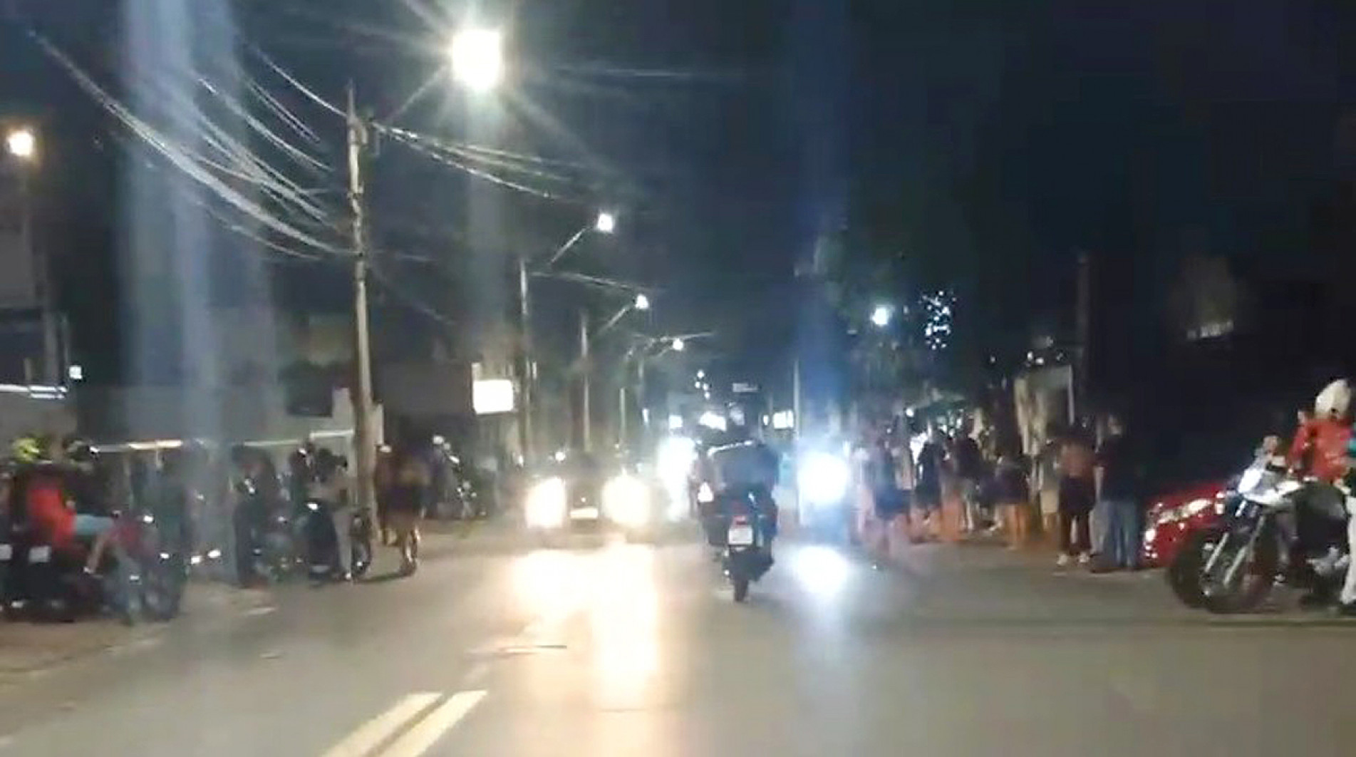 Motos com escapamentos adulterados e manobras perigosas com carros durante a madrugada infernizam quem mora no bairro