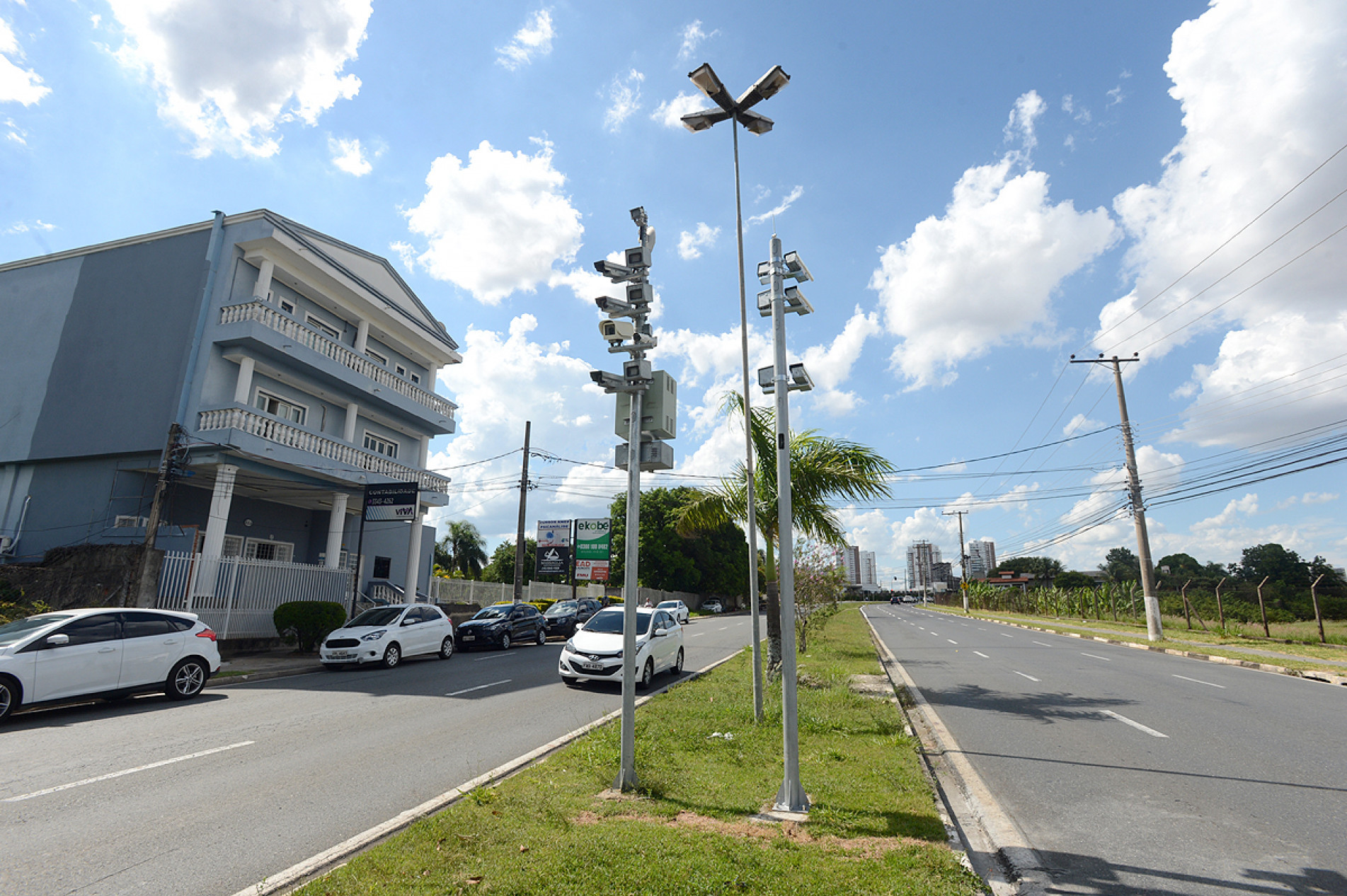 Serviços na avenida, na pista sentido Sorocaba/Votorantim, tiveram início no domingo 
