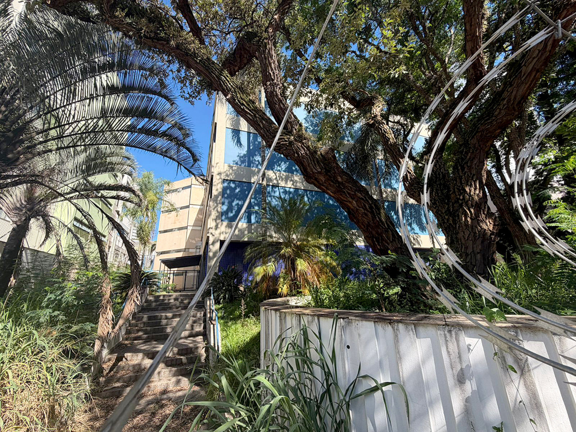 Imóvel localizado no bairro Campolim, zona sul, apresenta sinais de abandono
