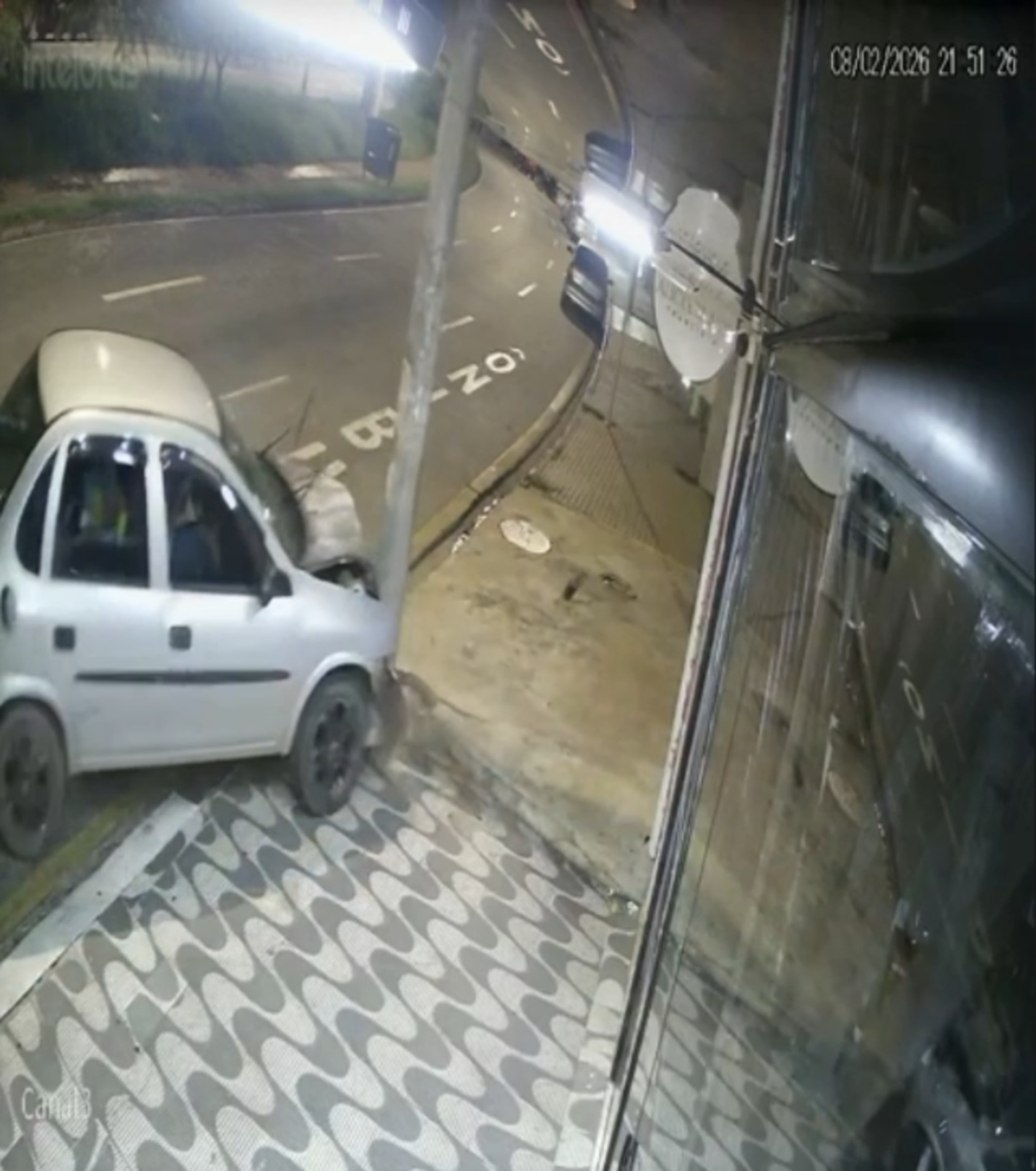 Foi constatado que o condutor não possuía habilitação e que o veículo estava com o licenciamento vencido