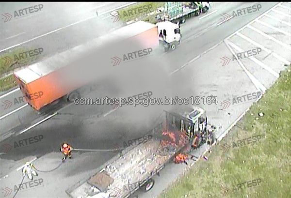 O incêndio foi provocado por uma falha elétrica no veículo, que estava sem carga no momento do ocorrido