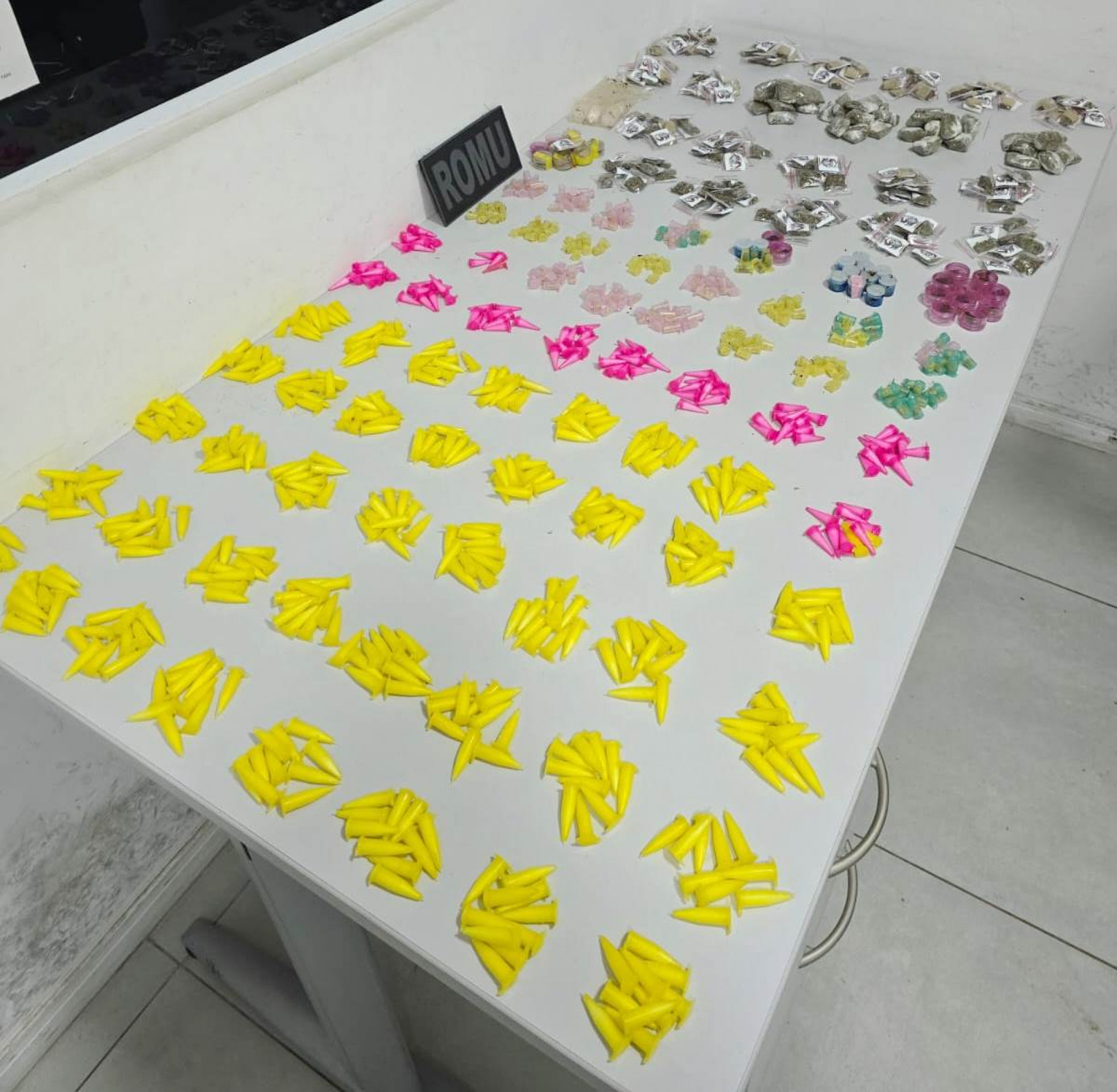 A equipe encontrou uma bolsa abandonada contendo 1.574 porções de cocaína, 395 de maconha, 192 de crack, 27 de haxixe e três frascos de lança-perfume