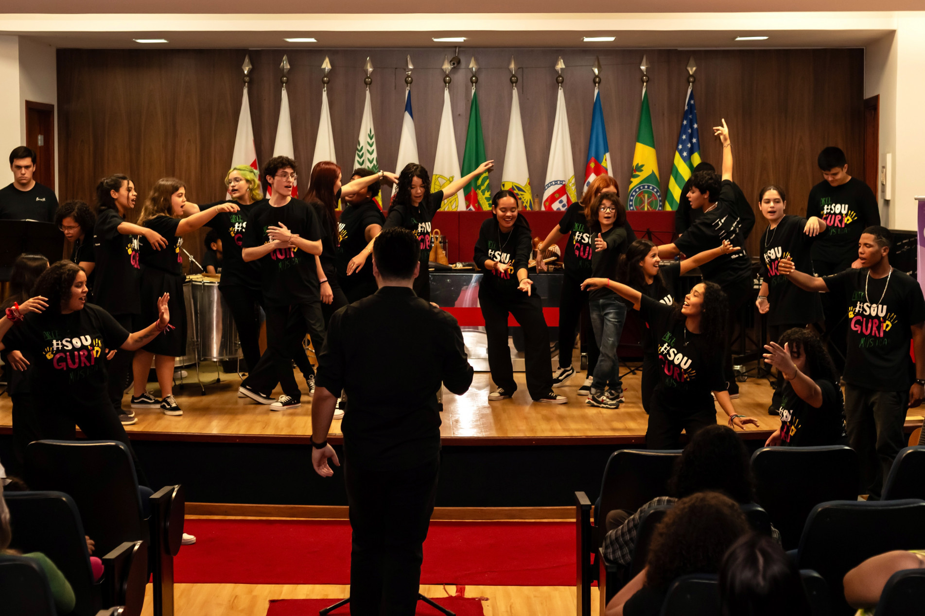 Apresentação do coral e do grupo de percussão do Projeto Guri de Sorocaba