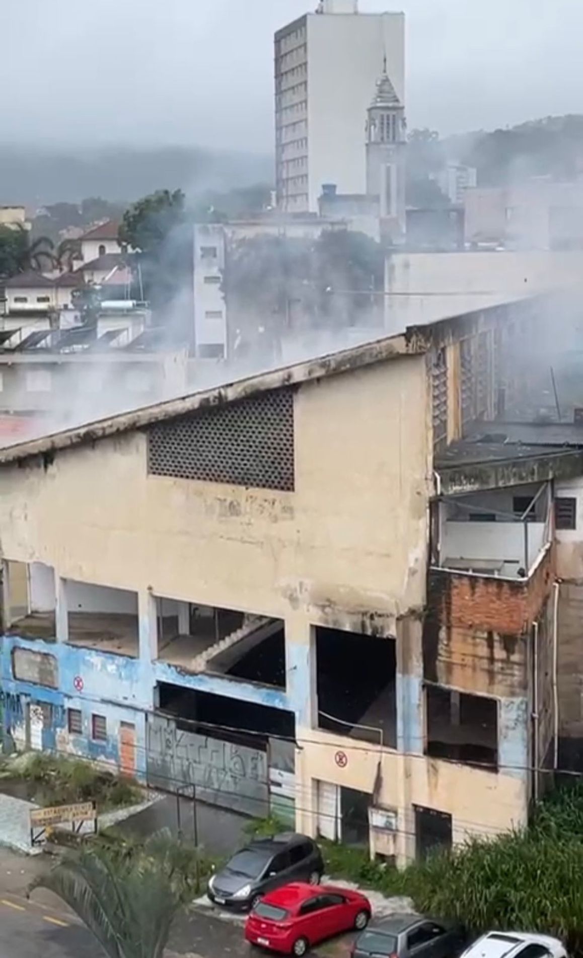  A equipe realizou o combate ao incêndio e conseguiu controlar as chamas no local