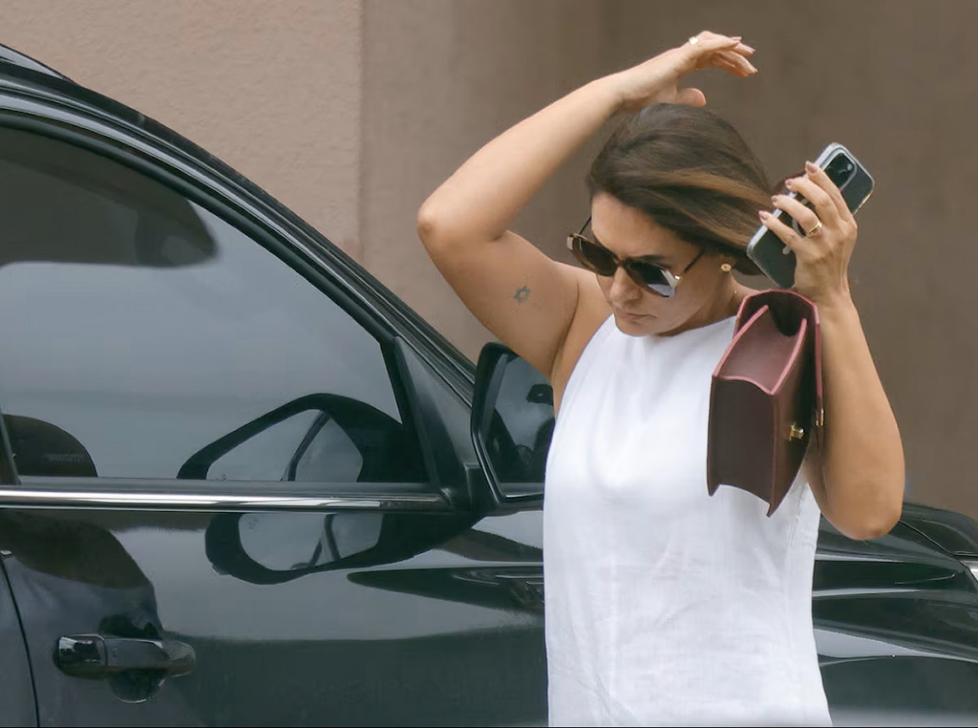 Em julho de 2025, ex-primeira-dama alterou seu domicílio eleitoral para a capital federal 