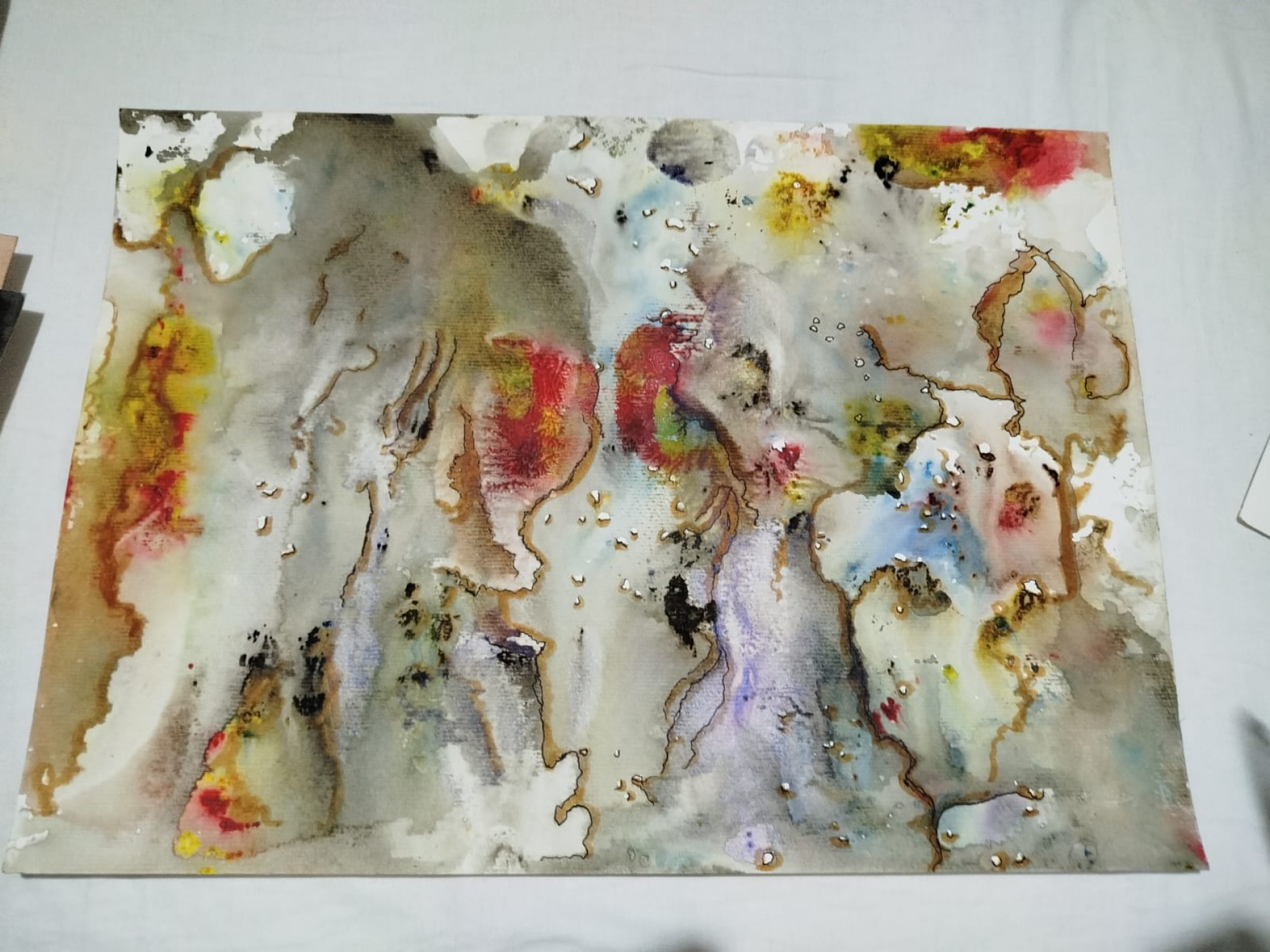 Técnica da aquarela, marcada pela transparência e fluidez