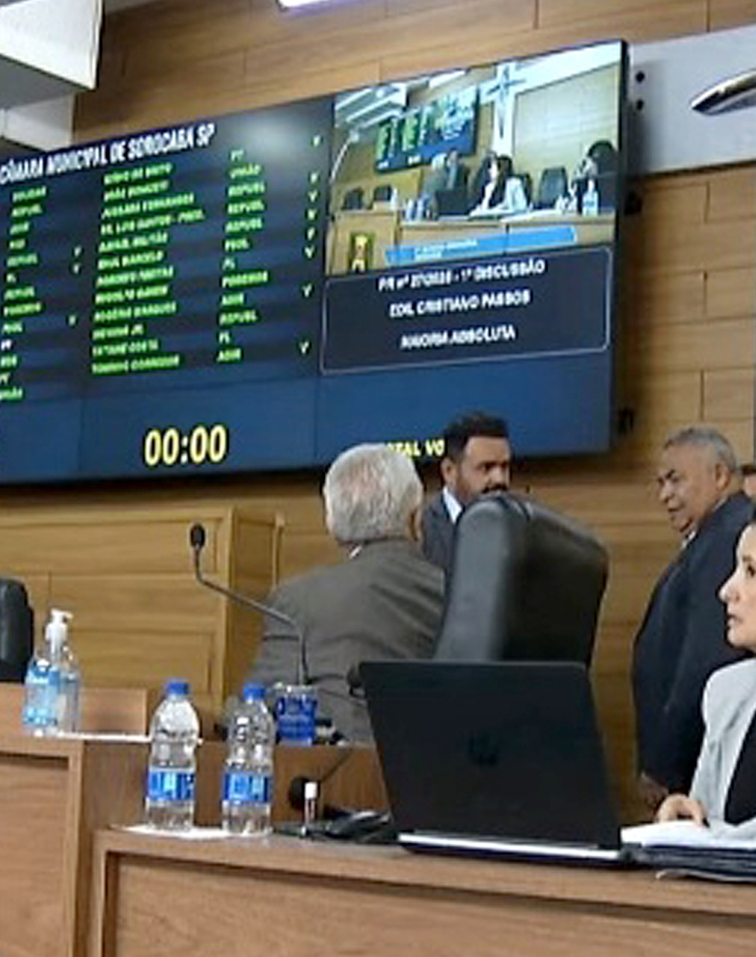 Conversa é captada pelo microfone da Mesa Diretora e 
vazada durante a transmissão oficial da sessão de terça-feira