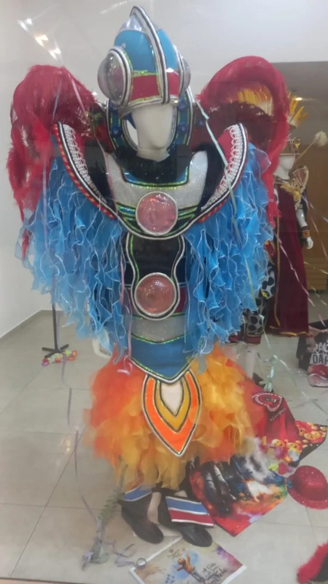 Mostra apresenta cinco fantasias confeccionadas para a escola de samba Dragões da Real 
