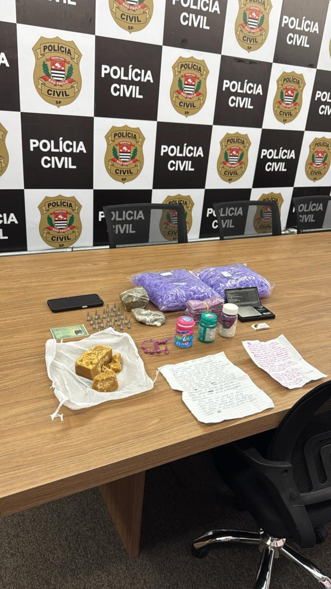 Todo o material foi apreendido e apresentado na unidade policial especializada