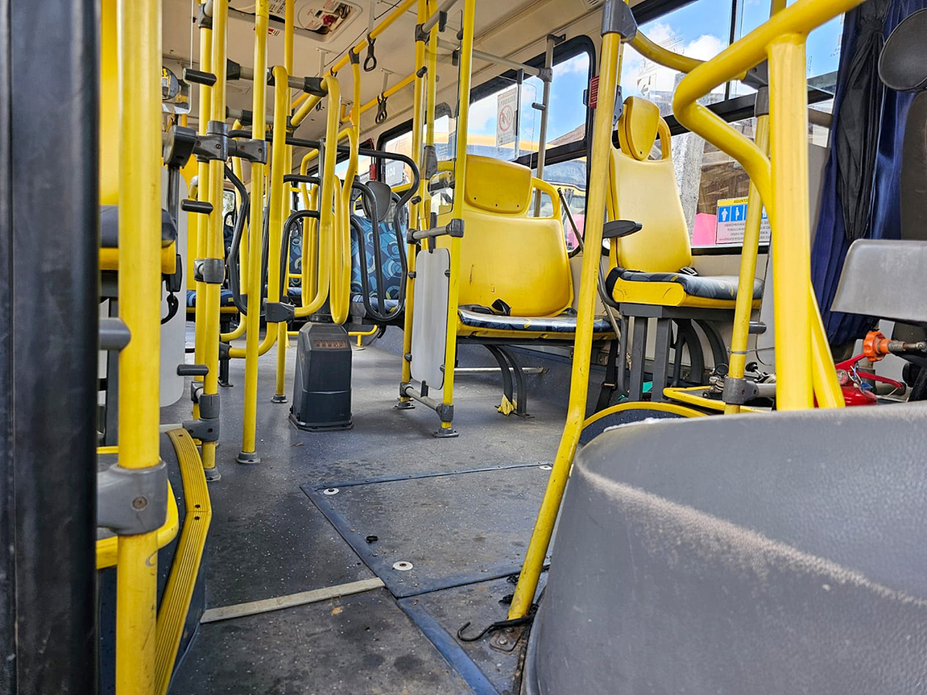 Denúncia afirma que ônibus não teriam cinto de segurança e freios sem manutenção
