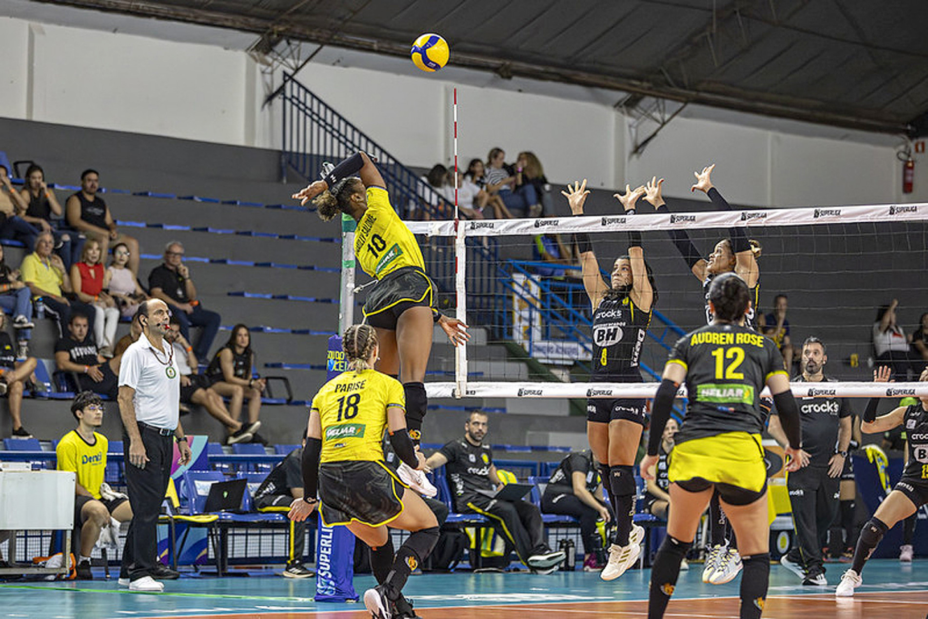 Time sorocabano 
perde por 3 sets a 0 