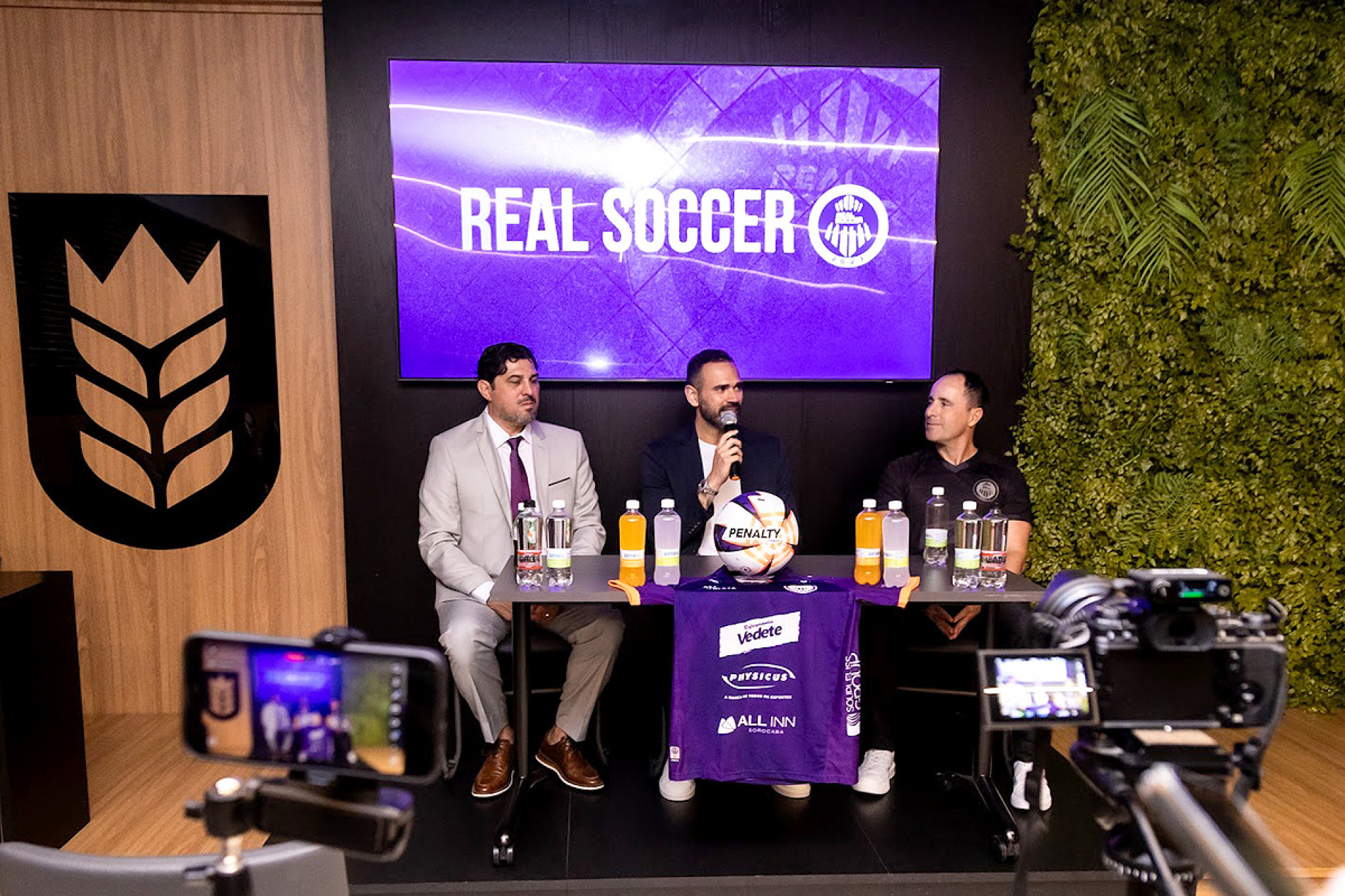 André Pinto, Leandro Castan e Rodrigo Pignataro durante 
evento realizado na noite de quarta-feira