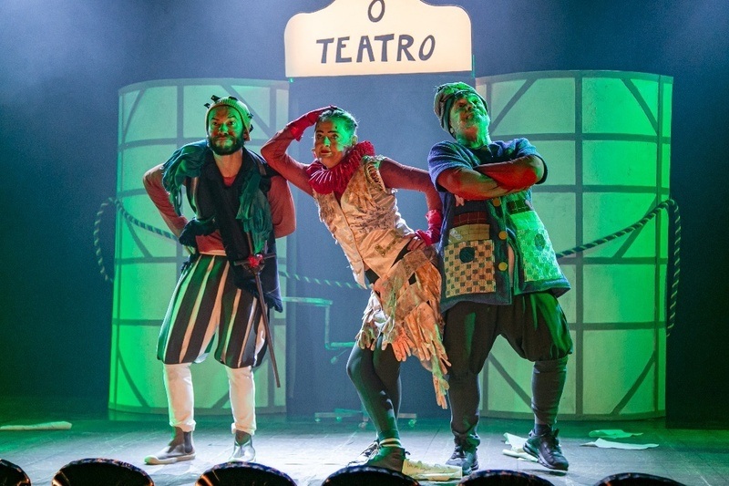  montagem utiliza elementos da commedia dell’arte para apresentar conteúdos ligados à história do teatro