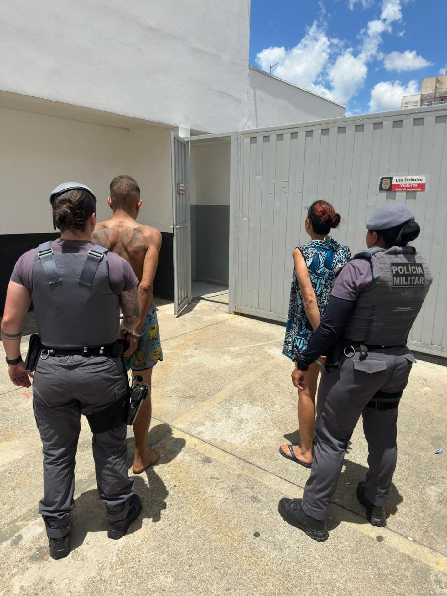 s dois foram encaminhados ao Plantão Policial, onde a ocorrência foi registrada e a prisão em flagrante, juntamente com a apreensão do material, foi confirmada