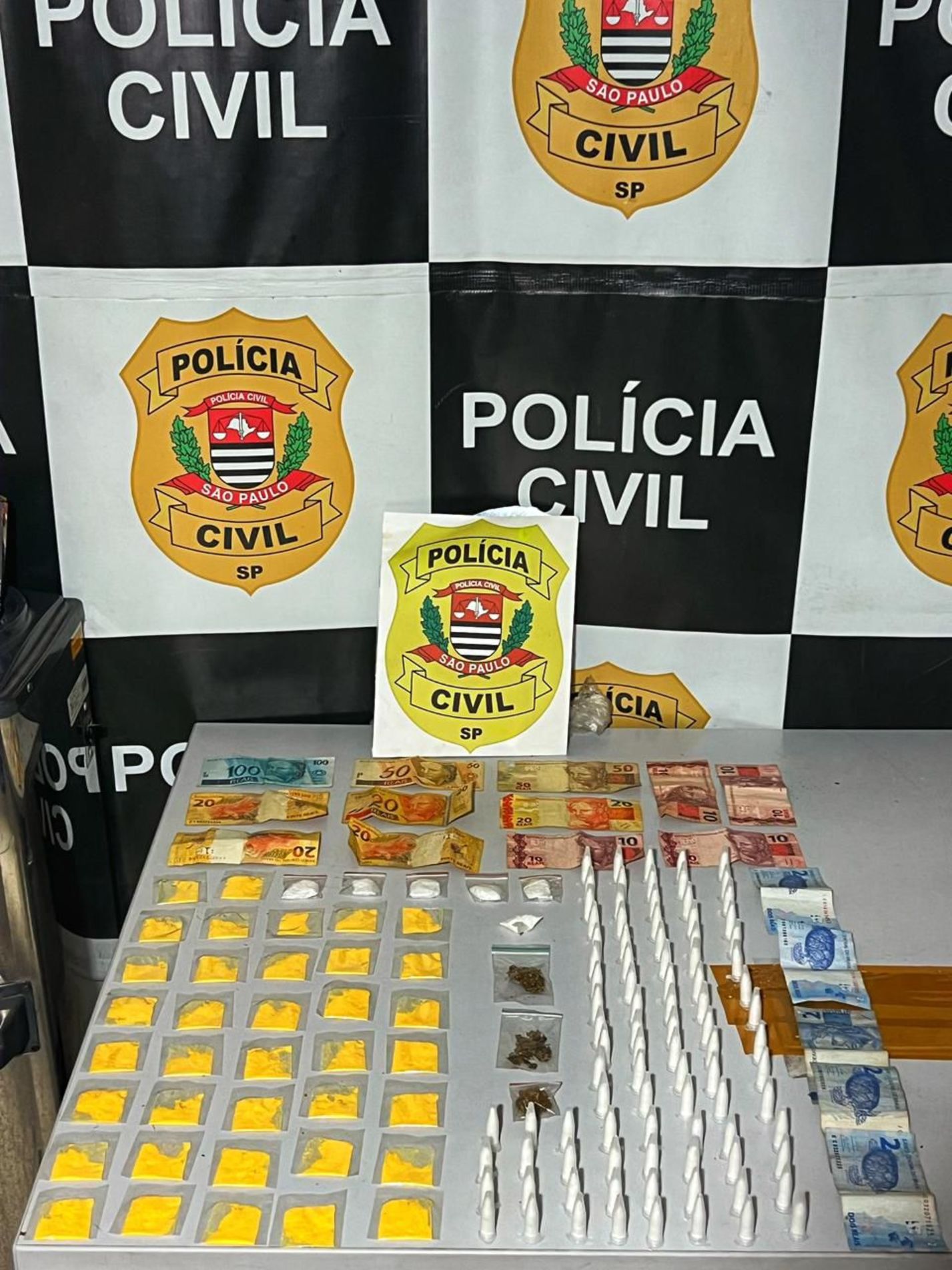 Ao todo, foram apreendidas 134 porções de cocaína, três porções de maconha e R$ 350 em dinheiro