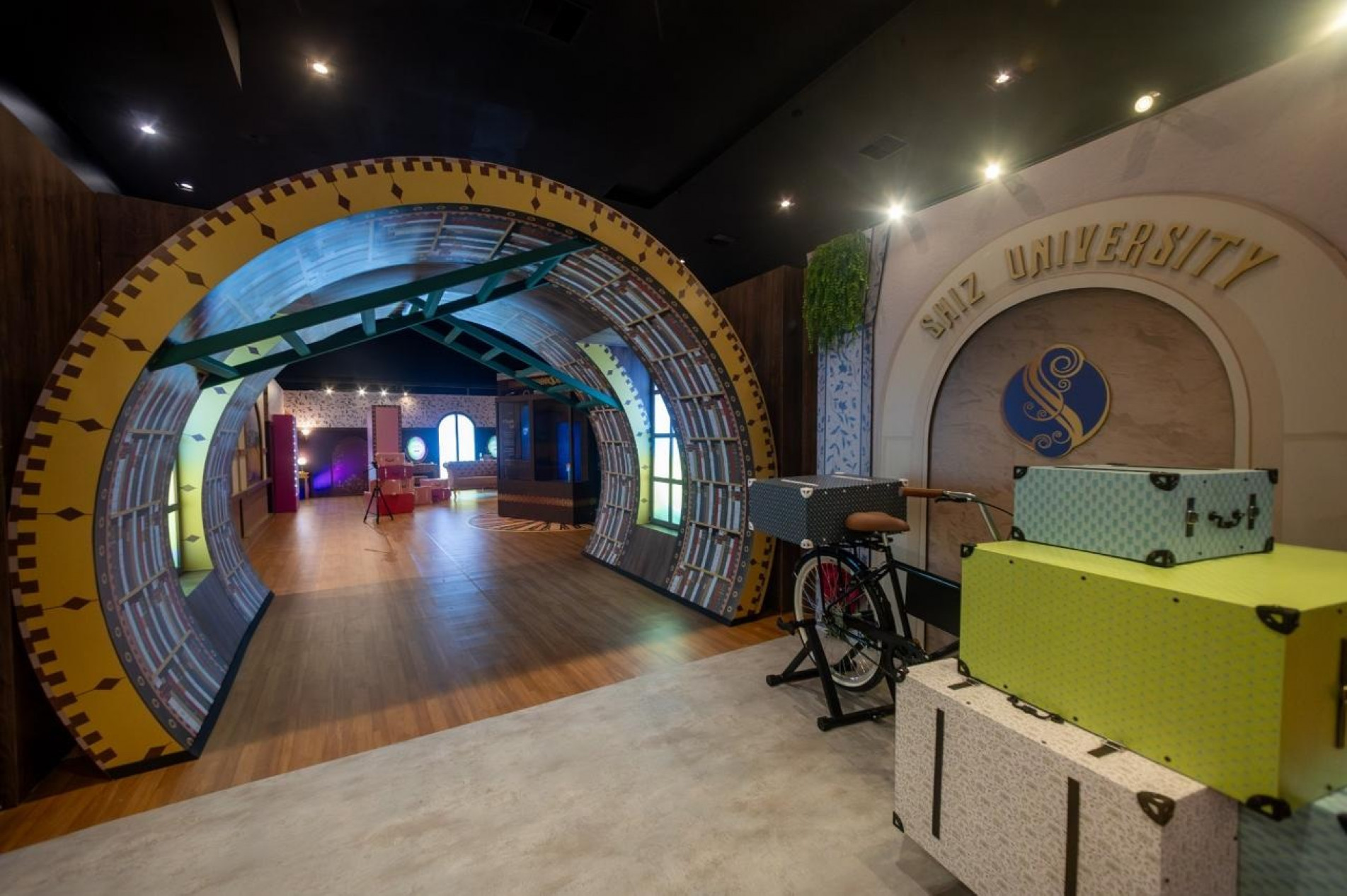 Ambientação inclui cenários tridimensionais, projeções, iluminação temática e recursos interativos