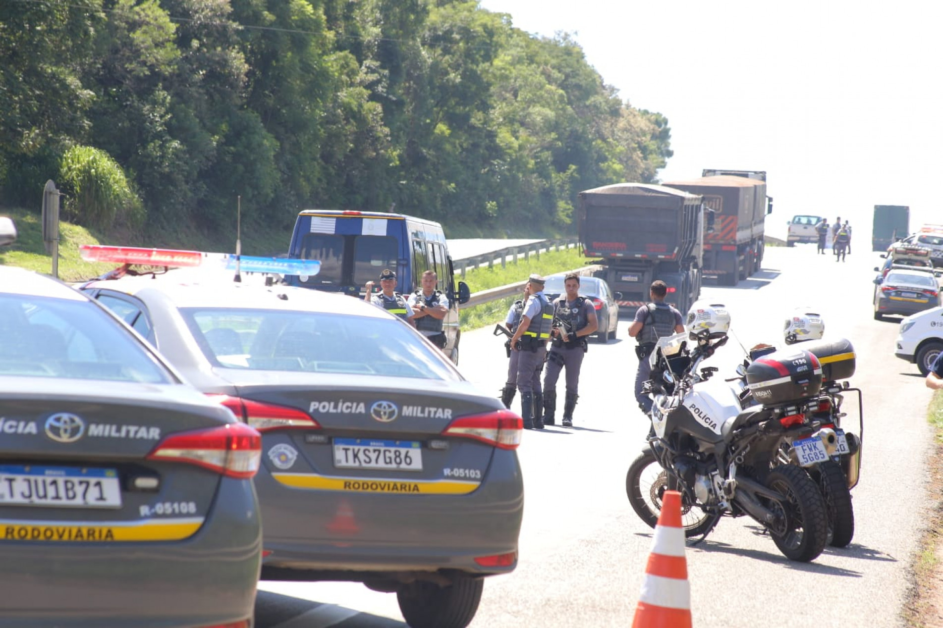 . Um segundo carro também estaria acompanhando o grupo