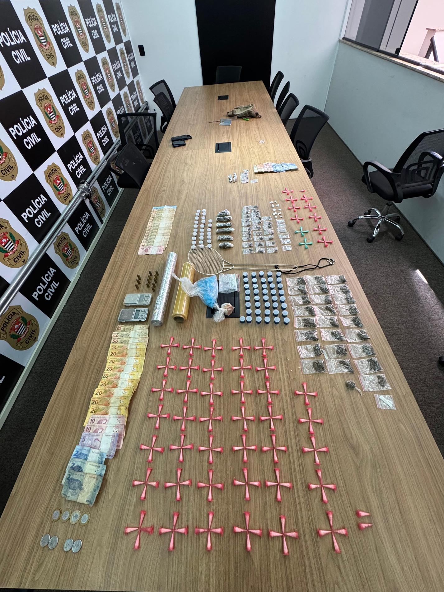 Ao todo, três adultos foram presos em flagrante por tráfico de drogas e posse de munição