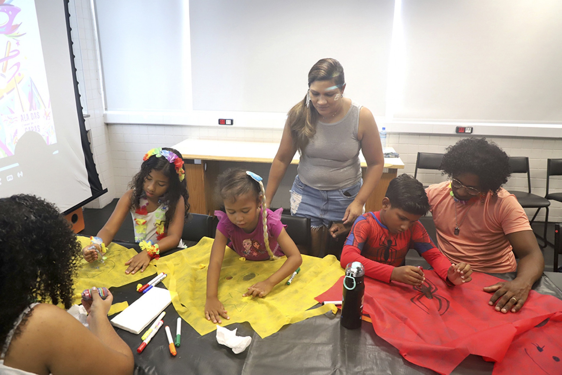 Bianca Lima participou da oficina com o marido Alessandro e os filhos Bela, Dom e Rara, transformando materiais recicláveis em fantasias cheias de cor e criatividade
