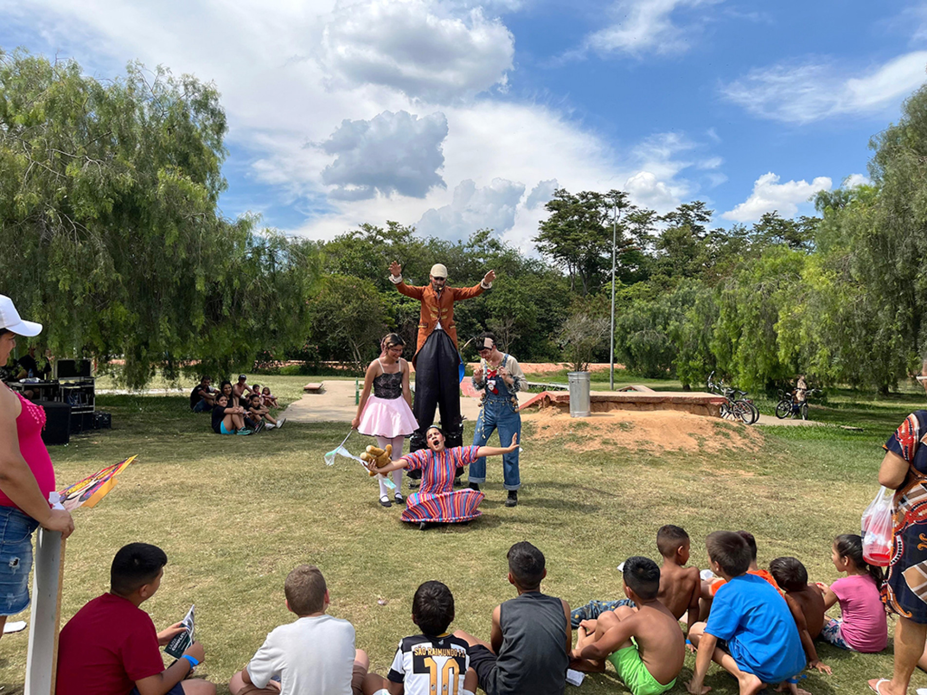 Teatro realizado pela Ofebas levou arte e lazer à comunidade do Parque Vitória Régia, em Sorocaba
