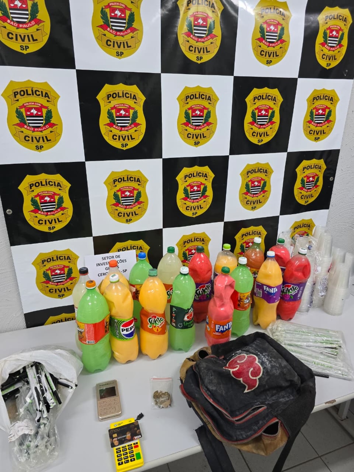 As garrafas foram entregues a vigilância sanitária