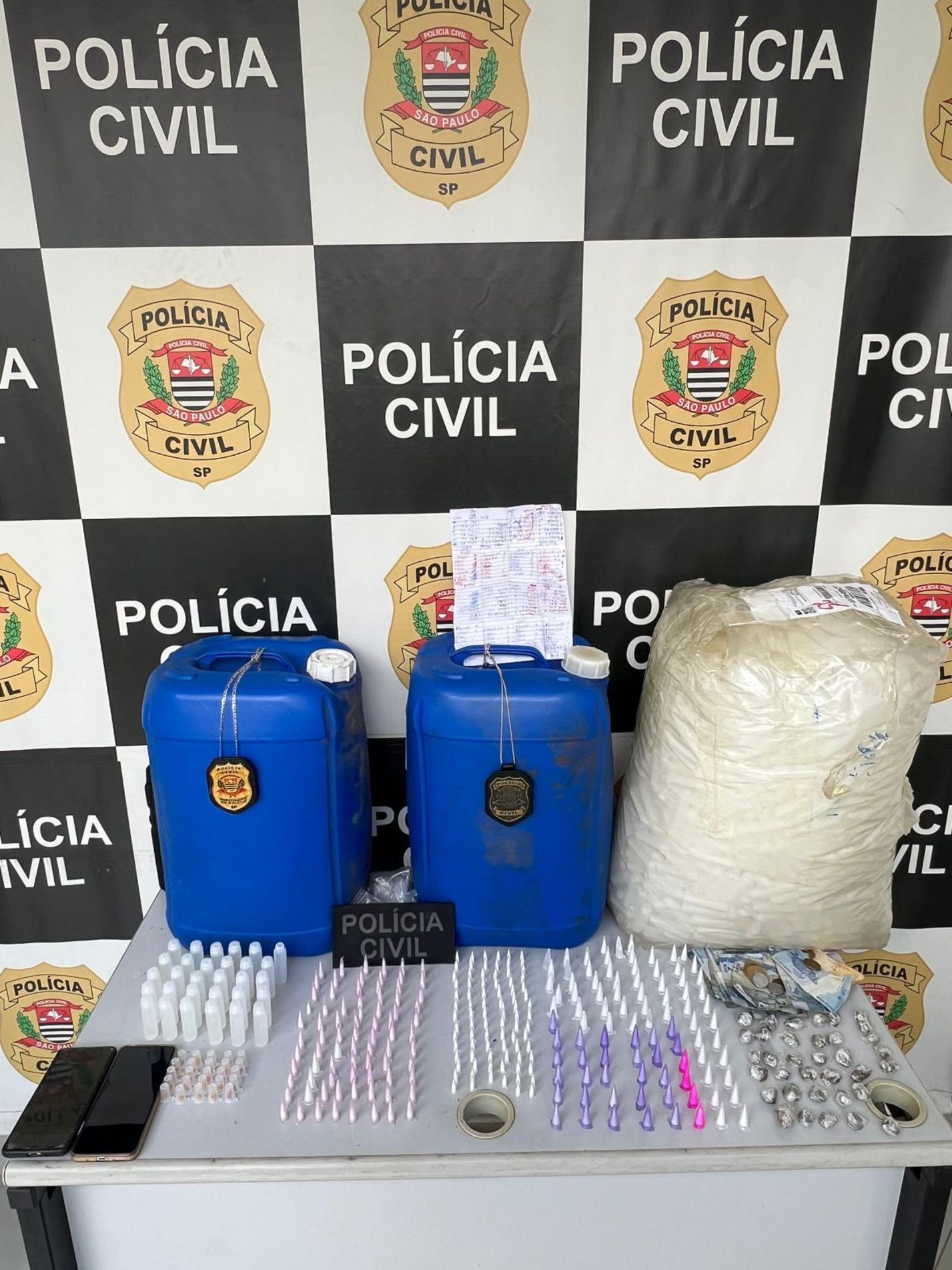 Ao todo, foram apreendidas 255 porções de cocaína, 35 de maconha e 25 de crack, além de 30 frascos de lança-perfume já prontos para a venda e dois galões contendo a substância, totalizando 347 porções de entorpecentes