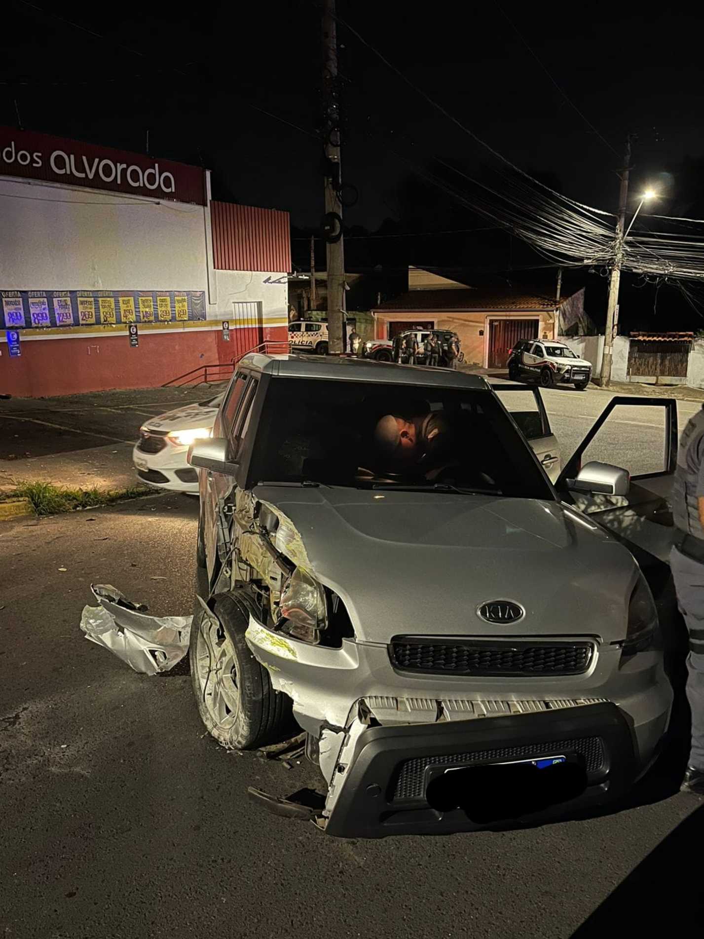 Durante a tentativa de fuga, o condutor perdeu o controle da direção e colidiu contra um poste de iluminação pública da avenida