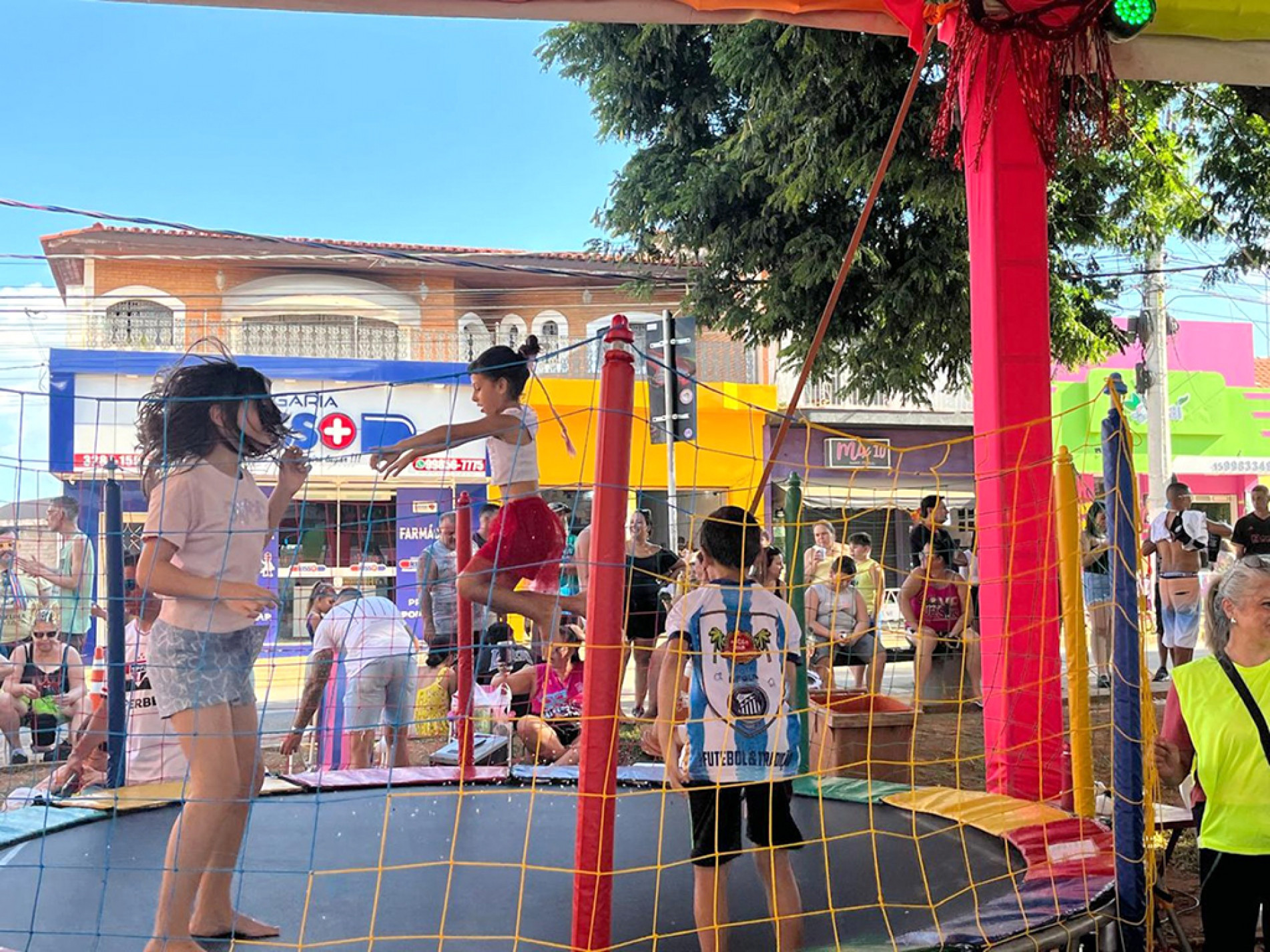 Folia continua hoje às 15 horas
