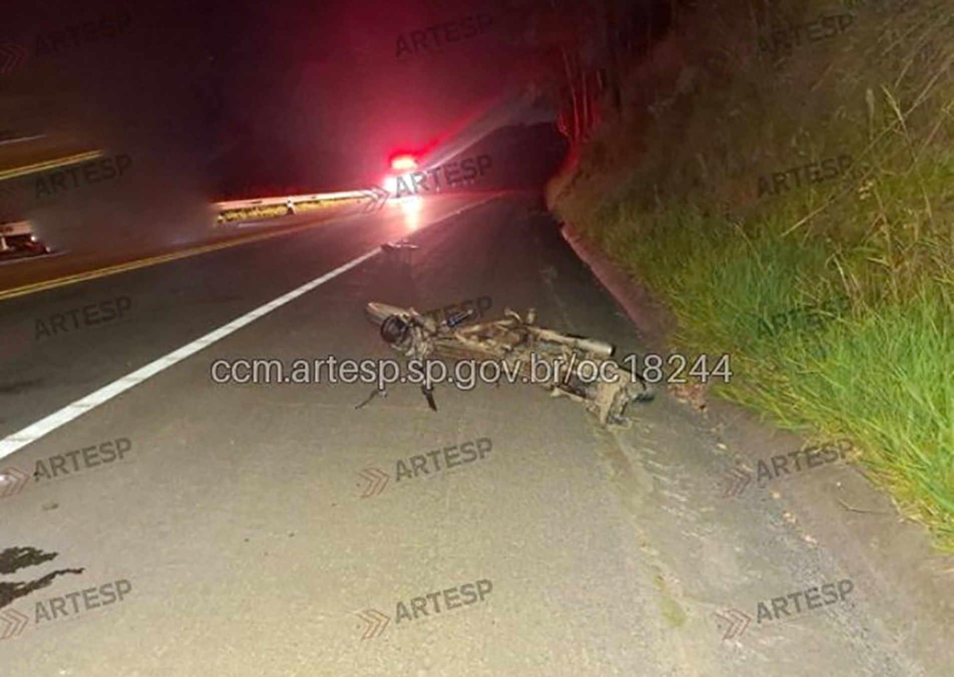 No acidente fatal em Piedade, o motorista do carro fugiu depois de colidir com a moto da vítima
