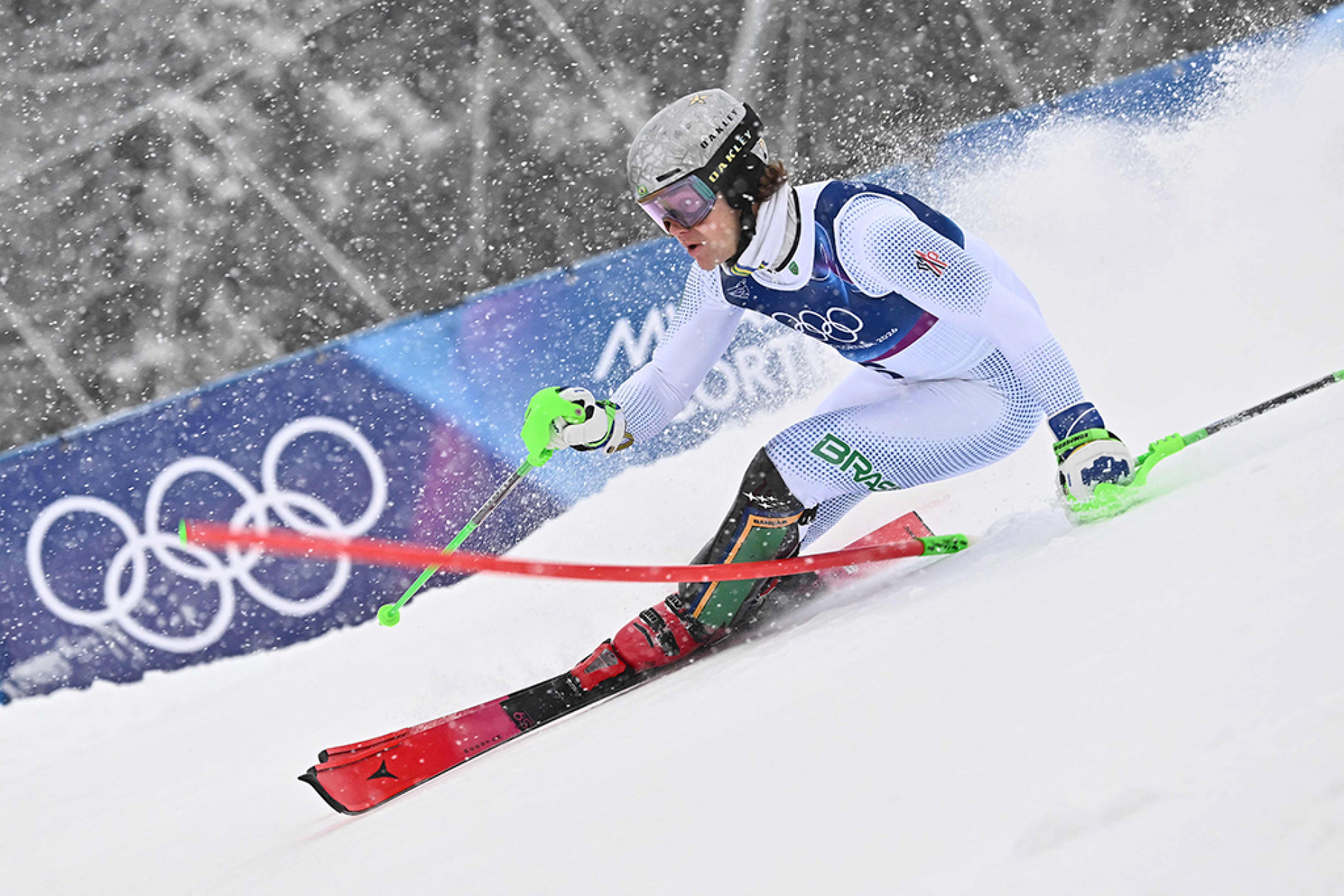 No sábado, Lucas Pinheiro conquistou ouro no slalom gigante
