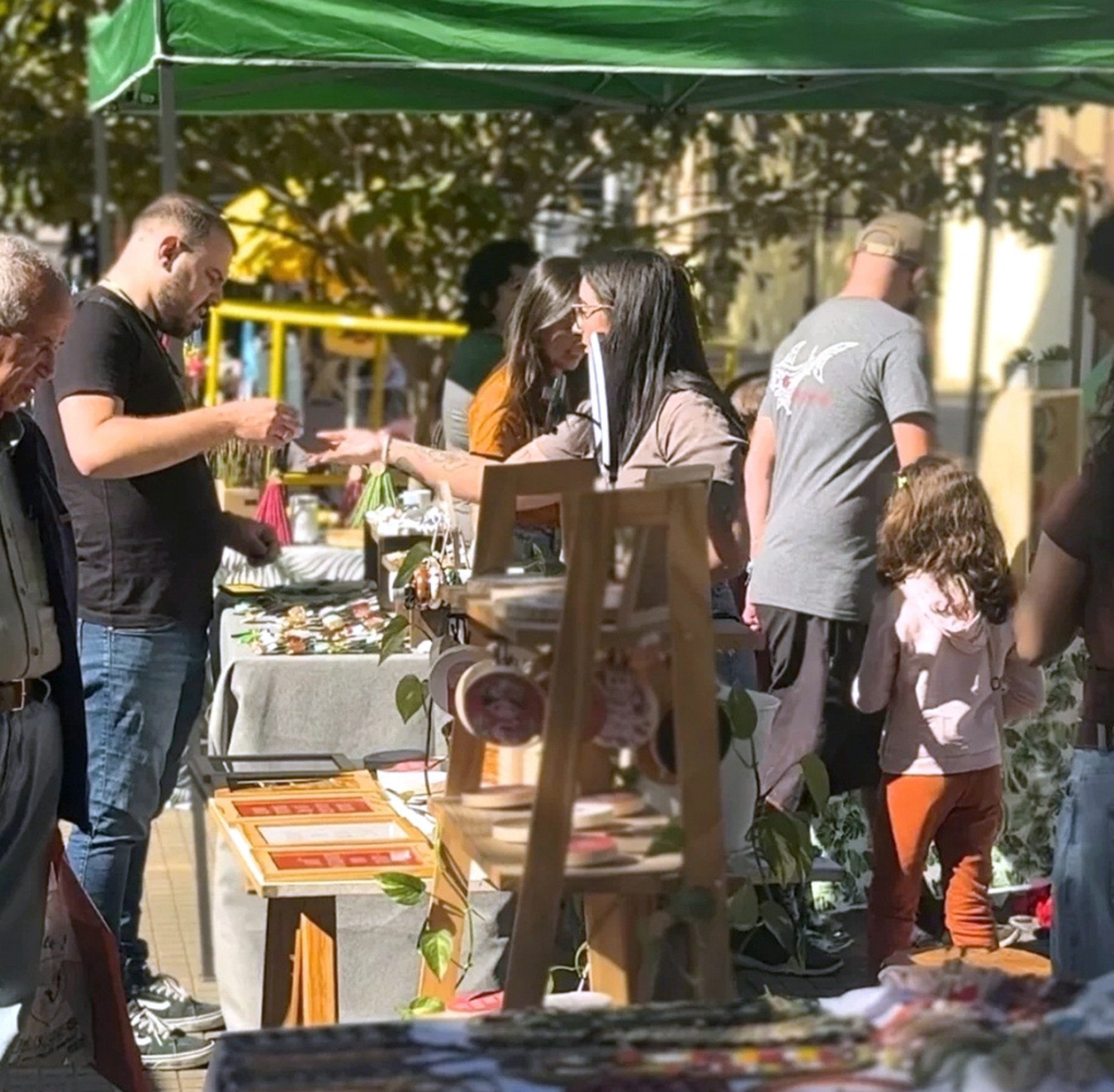 Evento ocorre das 16h às 21h30 e reúne arte, artesanato e alimentos em área aberta ao público
