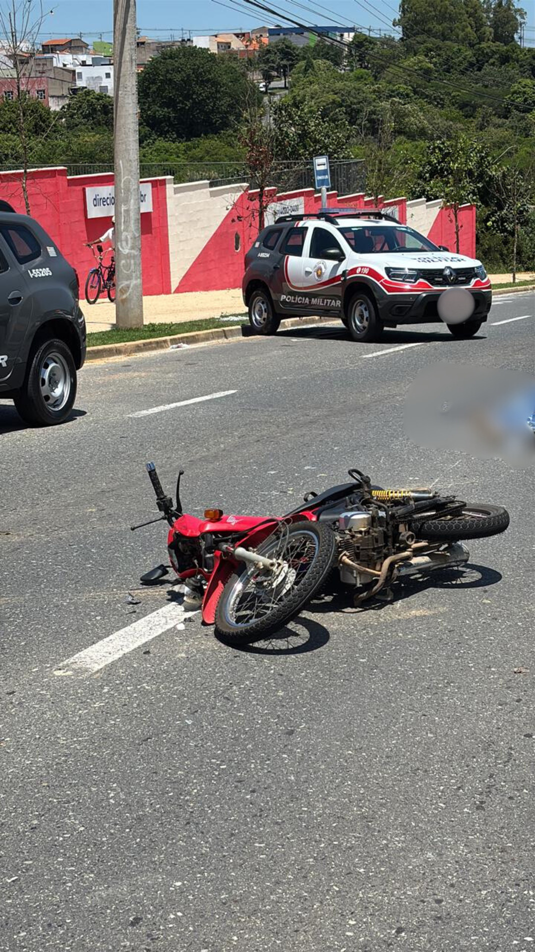 O motociclista perdeu o controle da moto e caiu na via e, na sequência, foi atingido novamente pelo veículo