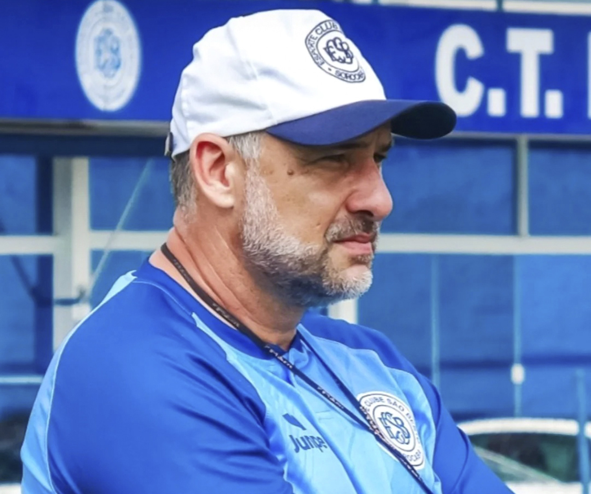 Mesmo diante das adversidades, o técnico Wilson Júnior mantém o pensamento positivo
