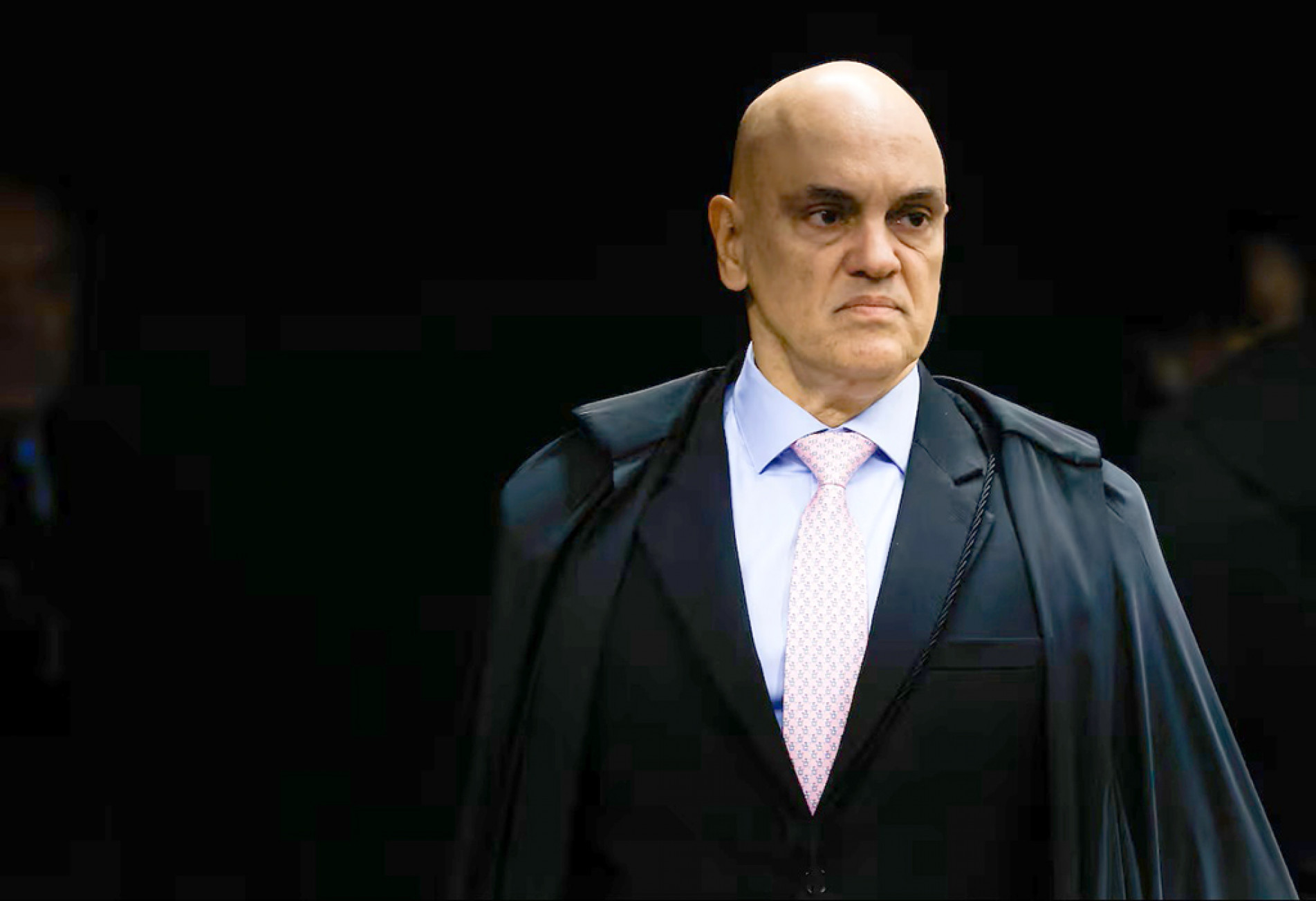 Foram determinadas medidas cautelares como monitoramento por tornozeleira eletrônica e cancelamento de passaportes dos investigados
