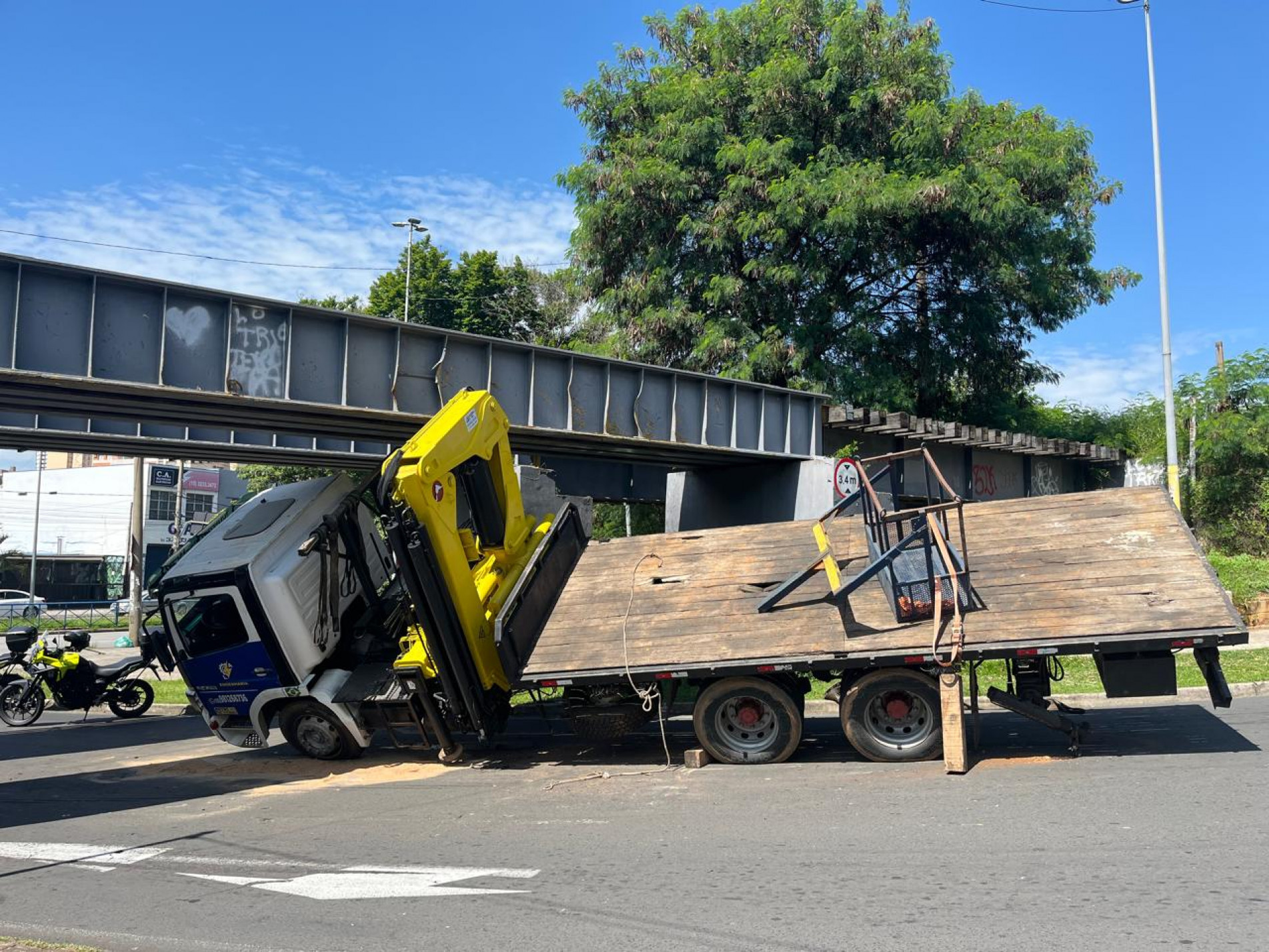 Um caminhão ficou preso na manhã desta quinta-feira (17) ao tentar passar sob o pontilhão localizado no cruzamento da Avenida General Osório com a Avenida Afonso Vergueiro, próximo à Praça da Abolição, na região central de Sorocaba