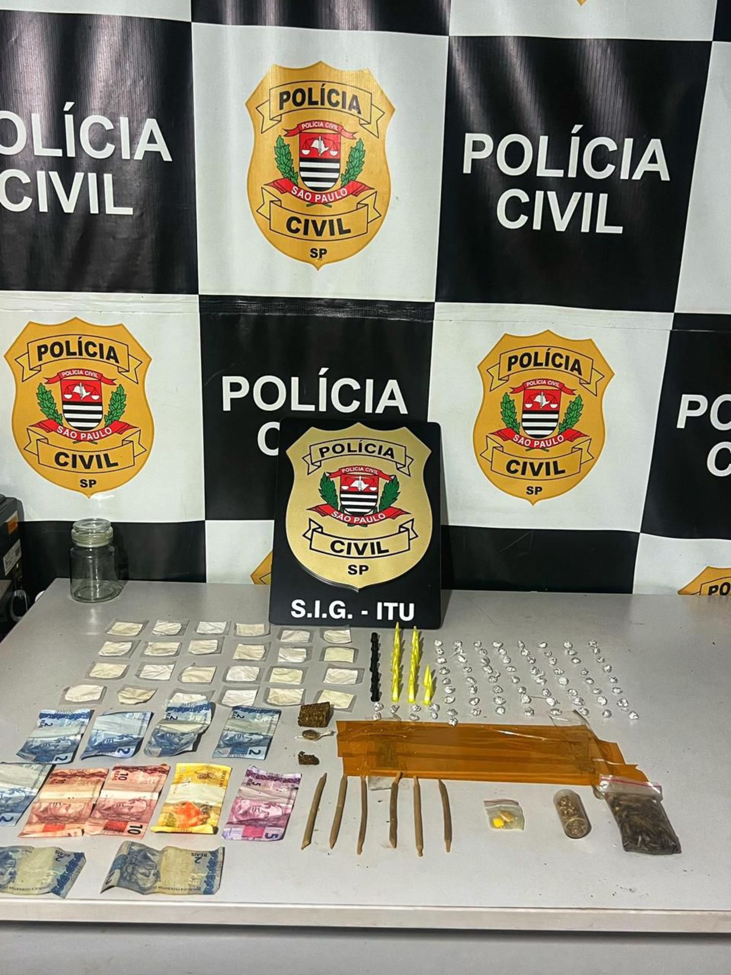 Também foram apreendidos aparelhos celulares