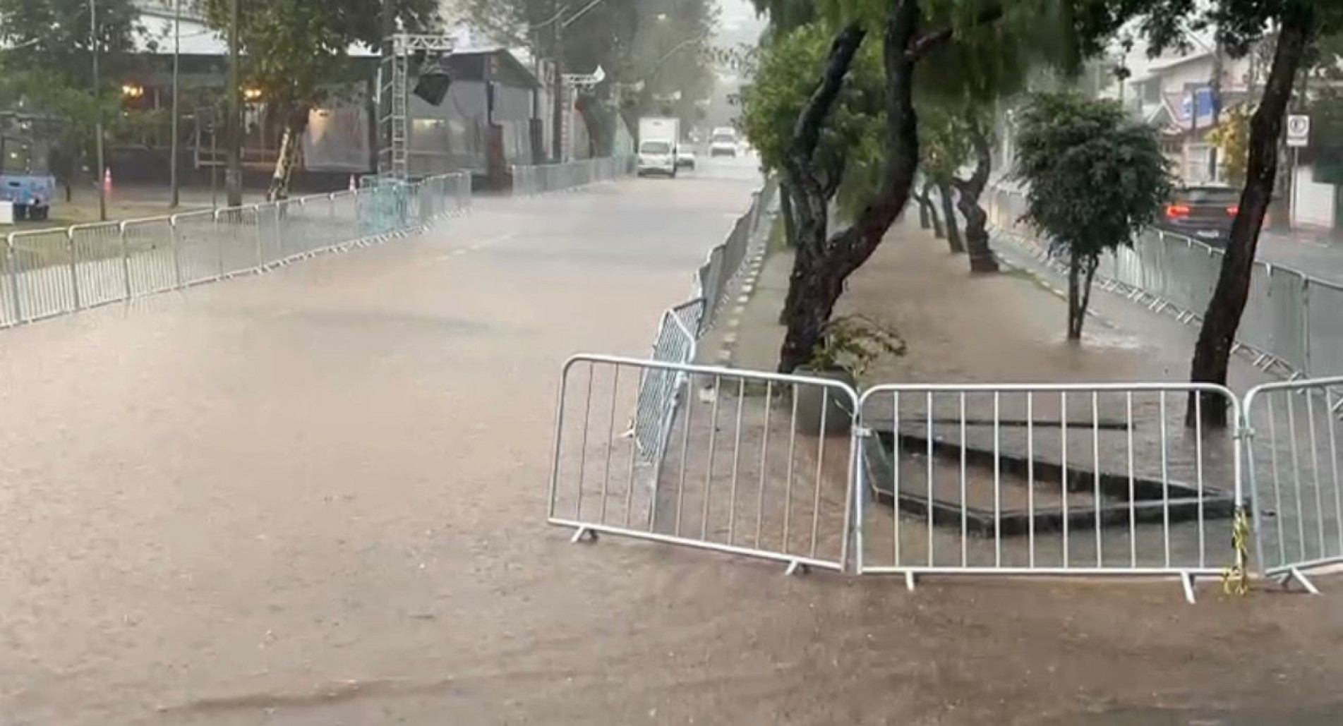 Alagamento na avenida Bandeirantes