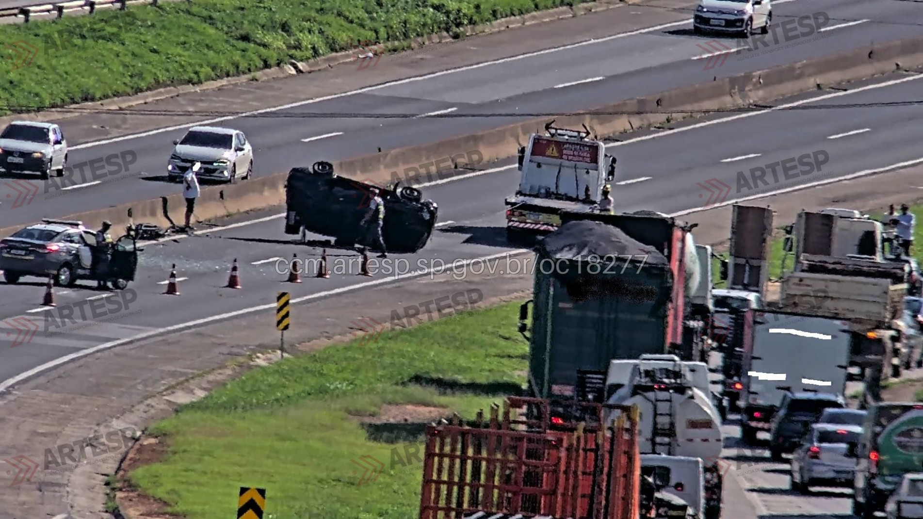 A pista expressa foi interditada para que o atendimento fosse realizado com segurança, e o tráfego flui pela pista marginal